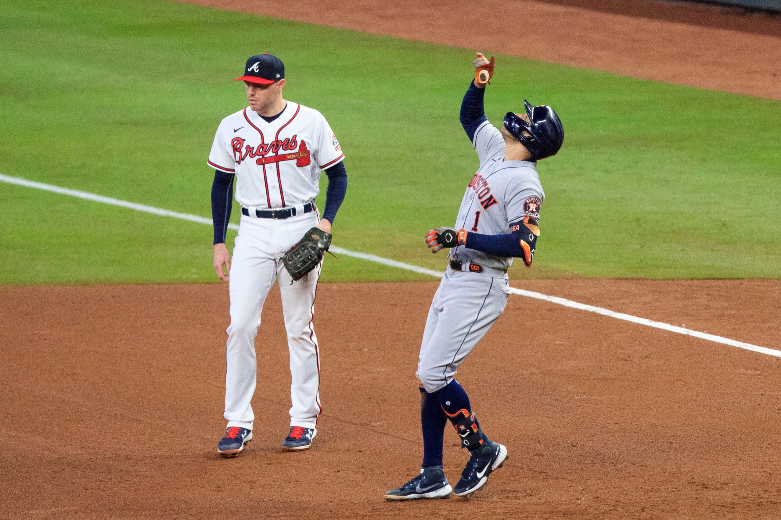 Carlos Correa hace una señal al cielo luego de llegar a base en la octava.