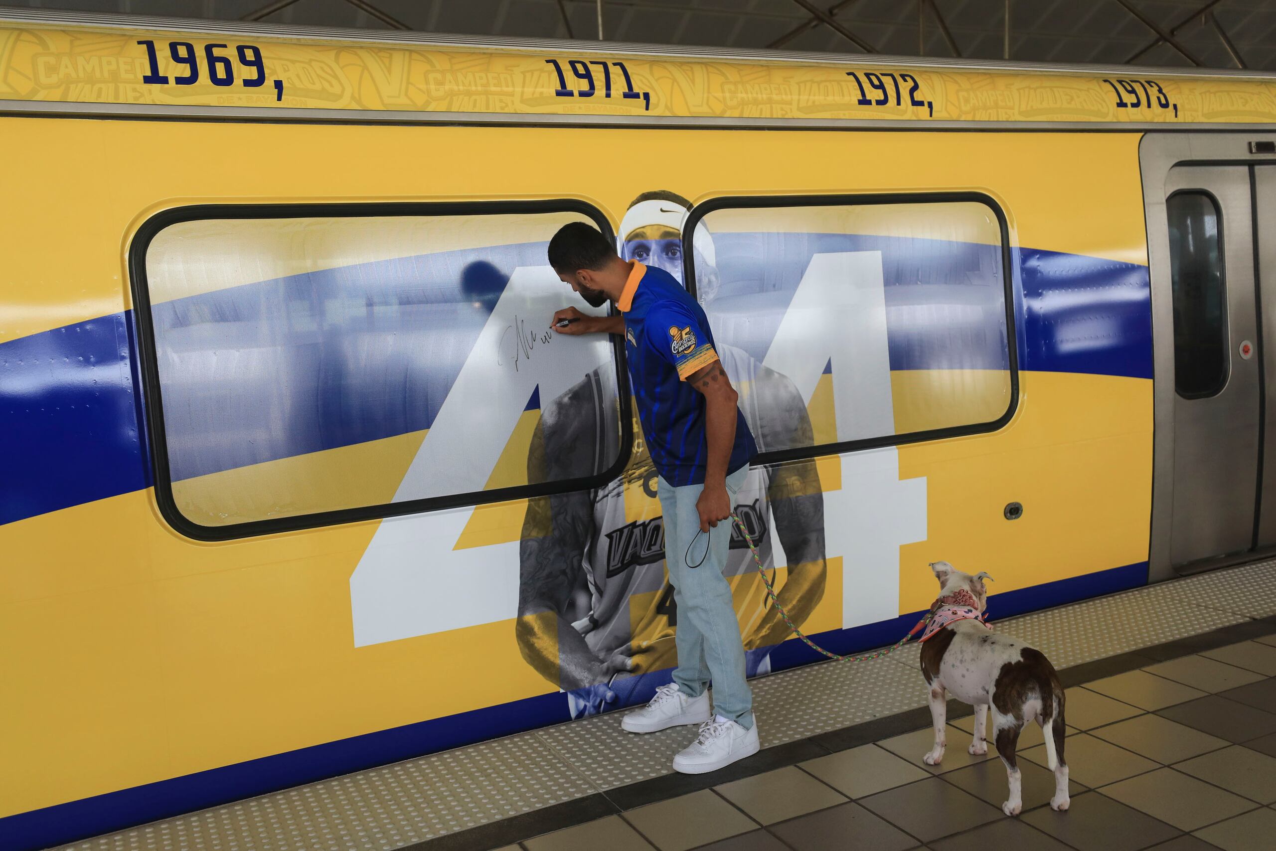 Javier Mojica firma el área forrada con su número de juego e imagen en cancha en el vagón del Tren Urbano. 

 

