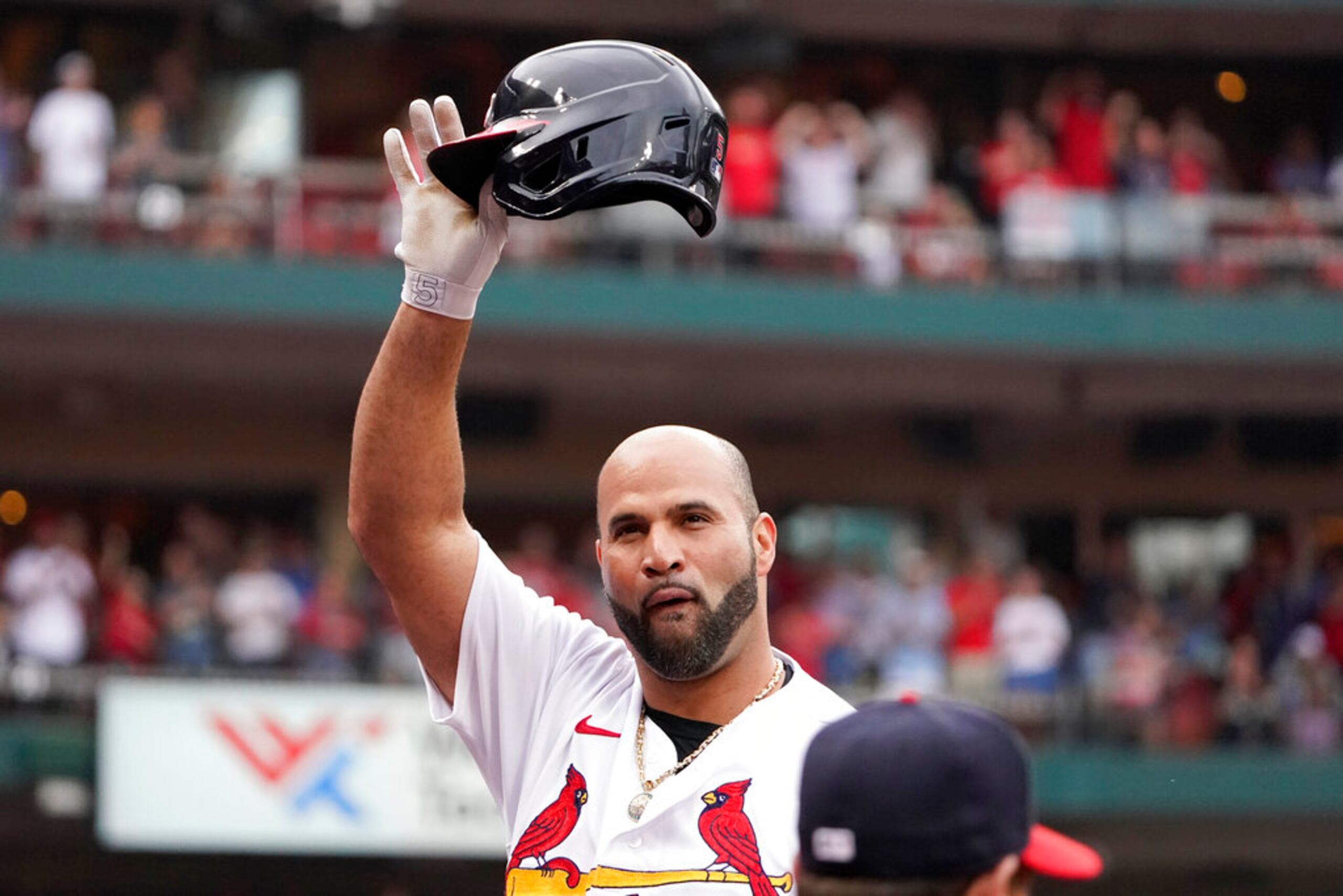 Albert Pujols, de los Cardinals de San Luis, agradece los aplausos tras conectar un jonrón ante los Cachorros de Chicago, el 4 de septiembre de 2022.