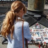 Curiosos llegan hasta el monumento que recuerda a Lady Di en París 