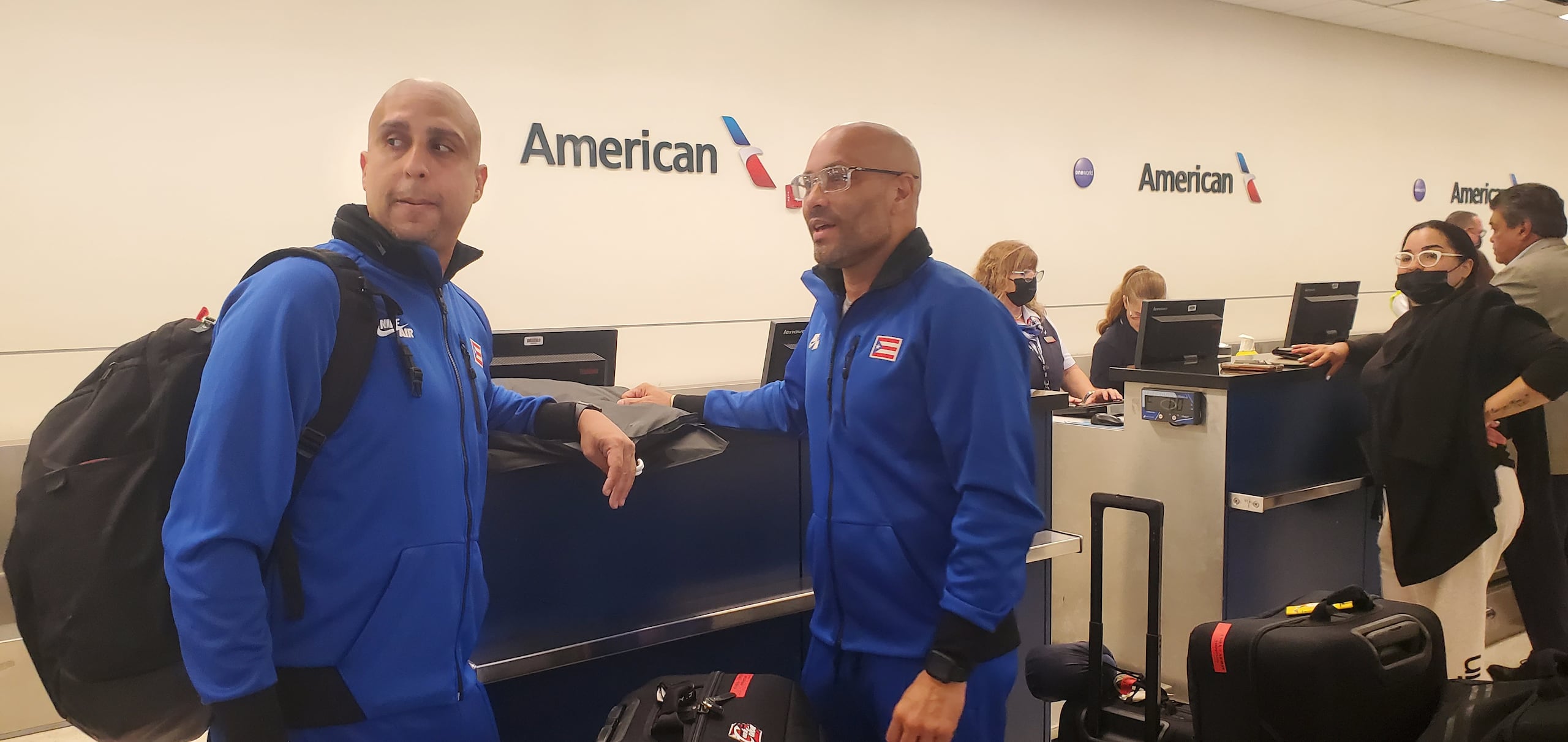 El dirigente de la Selección Nacional, Nelson Colón (izquierda), y el gerente de operaciones Alfredo Morales, a su llegada al aeropuerto para el viaje hacia Miami.