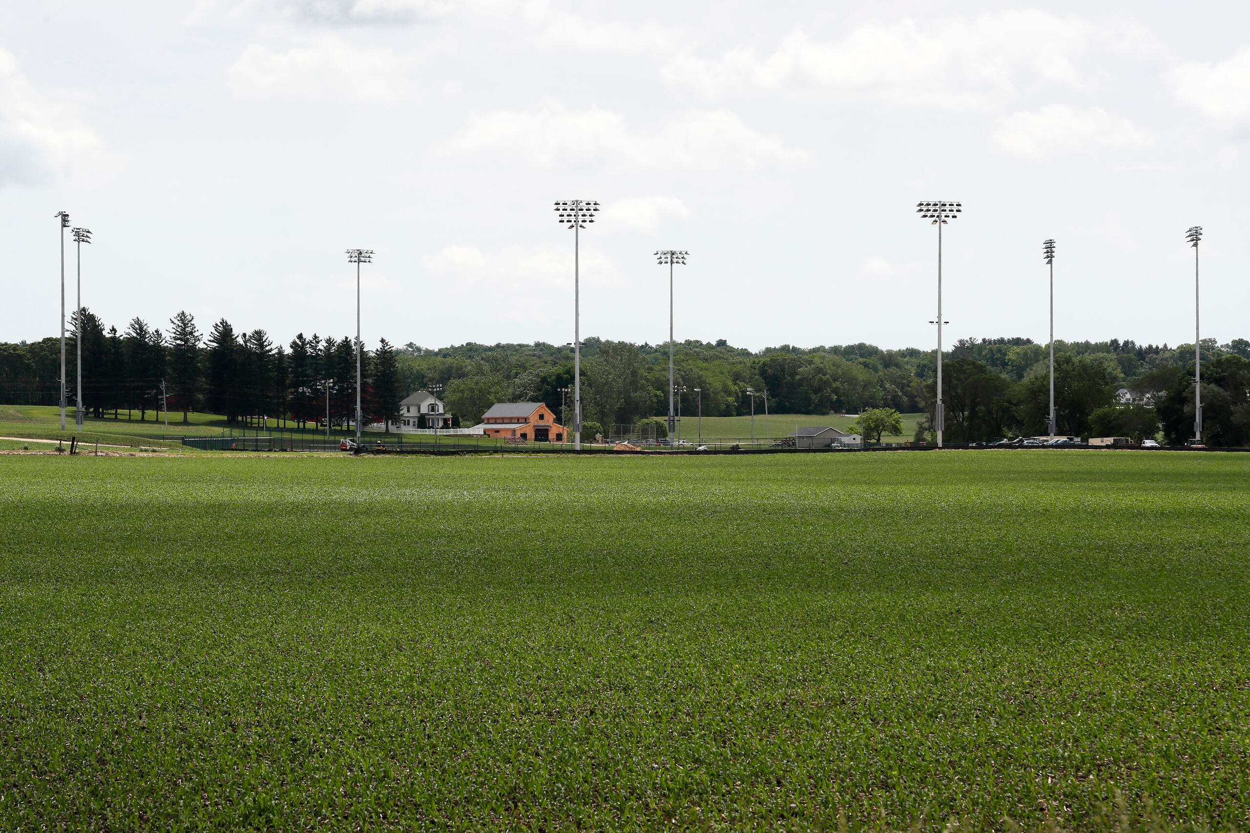 El estadio de béisbol hecho para el momento requirió la eliminación de 30,000 yardas cúbicas de material y la instalación de 4,000 toneladas de arena y otras 2,000 toneladas de gravilla.