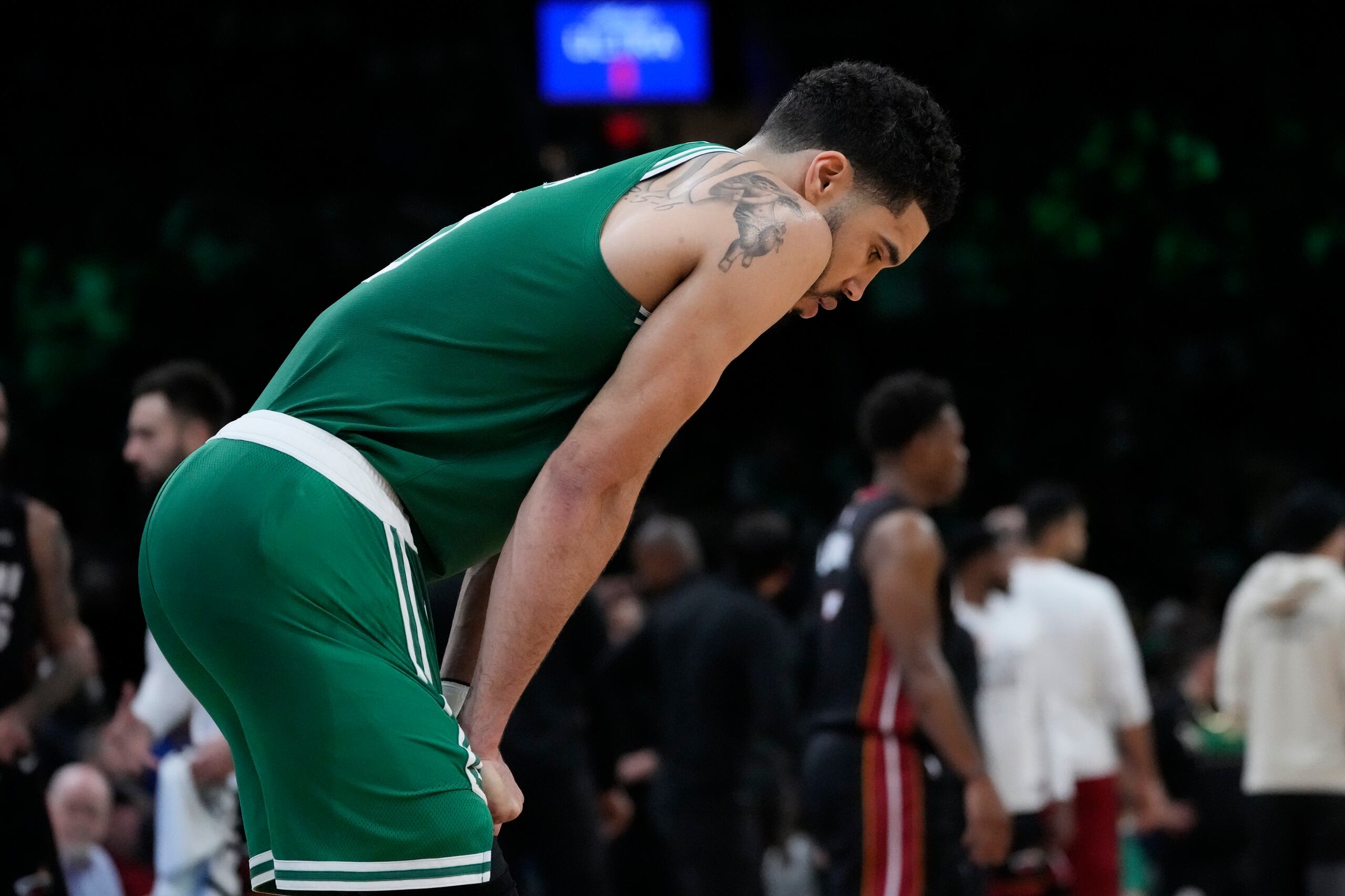 Jayson Tatum prueba su lastimado tobillo en el primer periodo del séptimo y decisivo juego de las finales de Conferencia del Este.