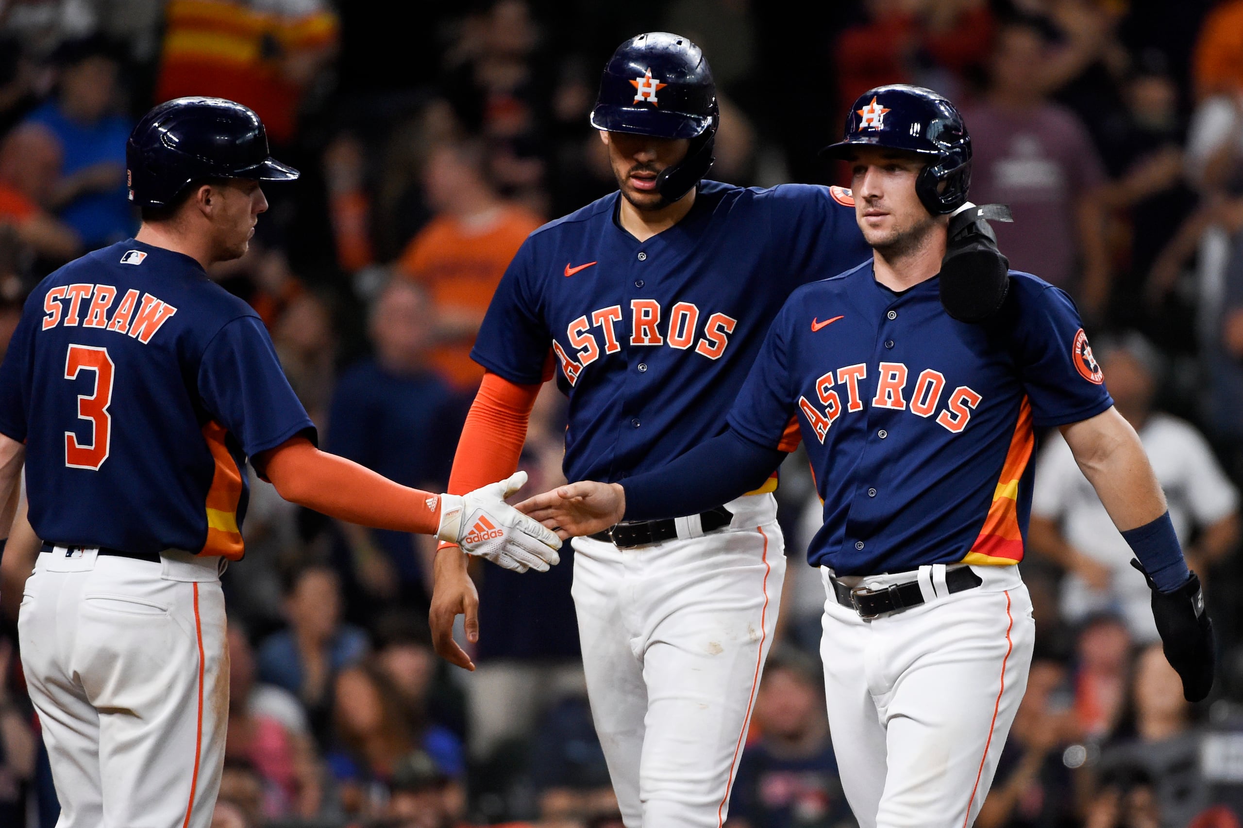 Carlos Correa, al centro, se ha convertido en uno de los líderes en Houston.