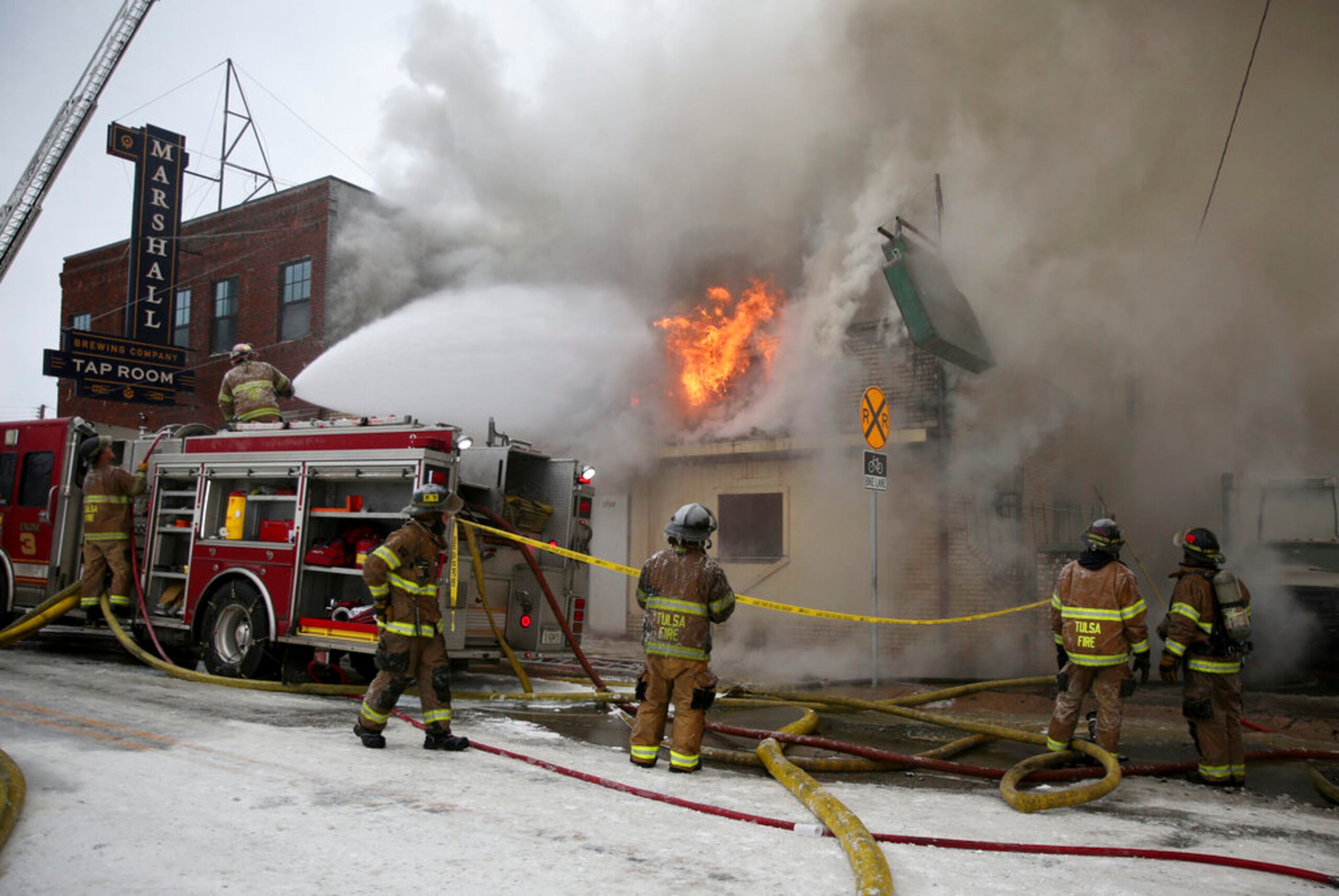 Bomberos trabajan la escena de un incendio en Tulsa, Oklahoma.