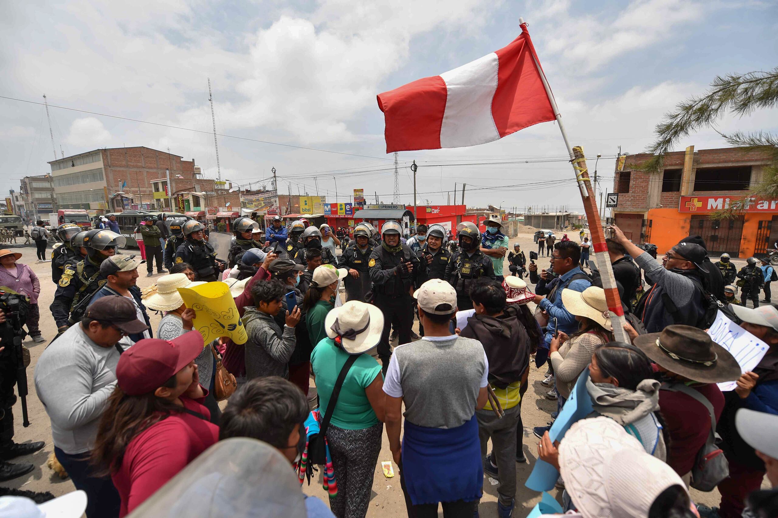 Policías peruanos fueron registrados este jueves, 15 de diciembre, al hablar con ciudadanos en una de las calles de Arequipa, Perú. EFE/José Sotomayor