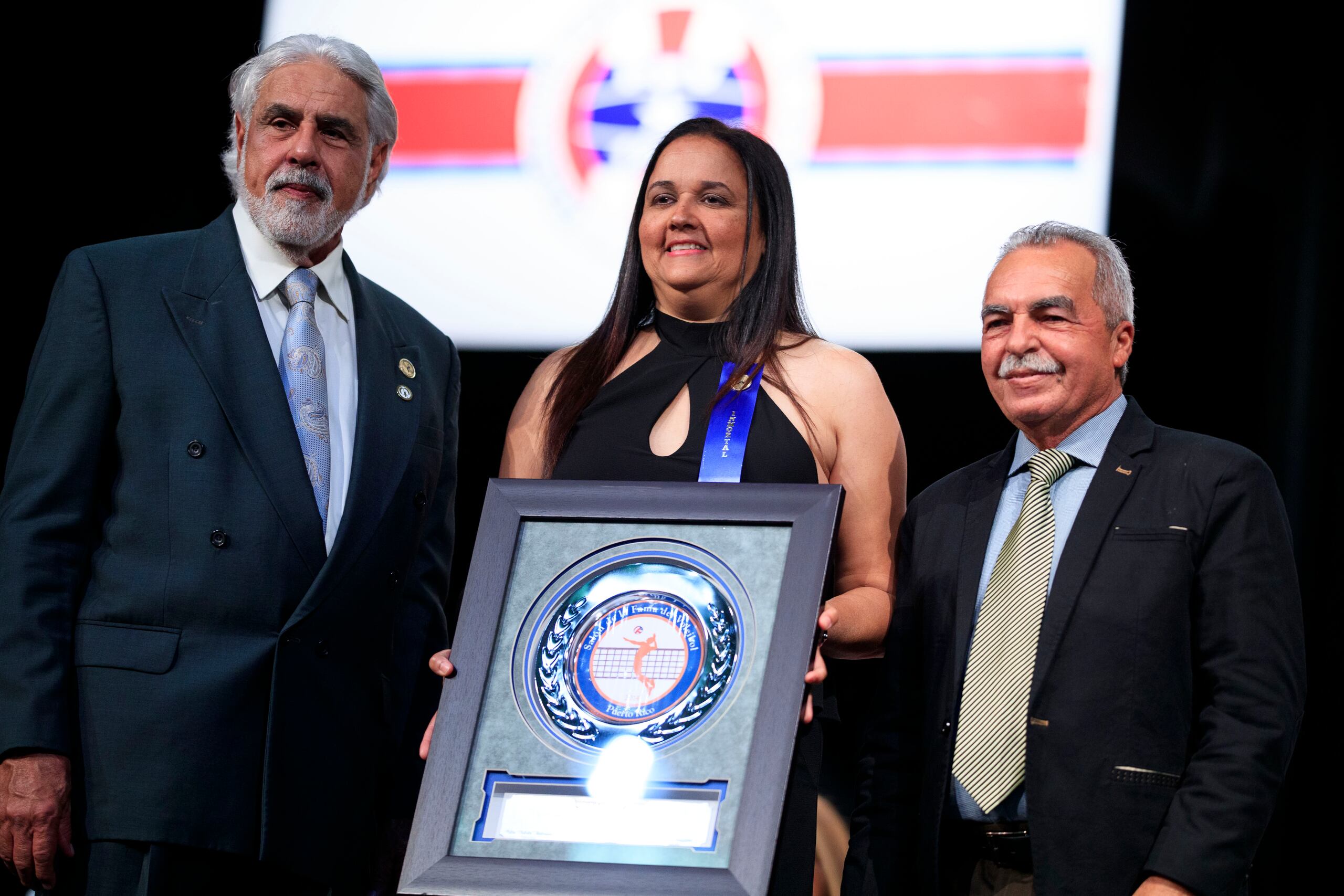 Xiomara Molero sostiene su placa de exaltación que le dedicó a su señora madre.