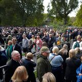 Pausan fila para despedir a la reina Isabel II al rondar 14 horas de espera