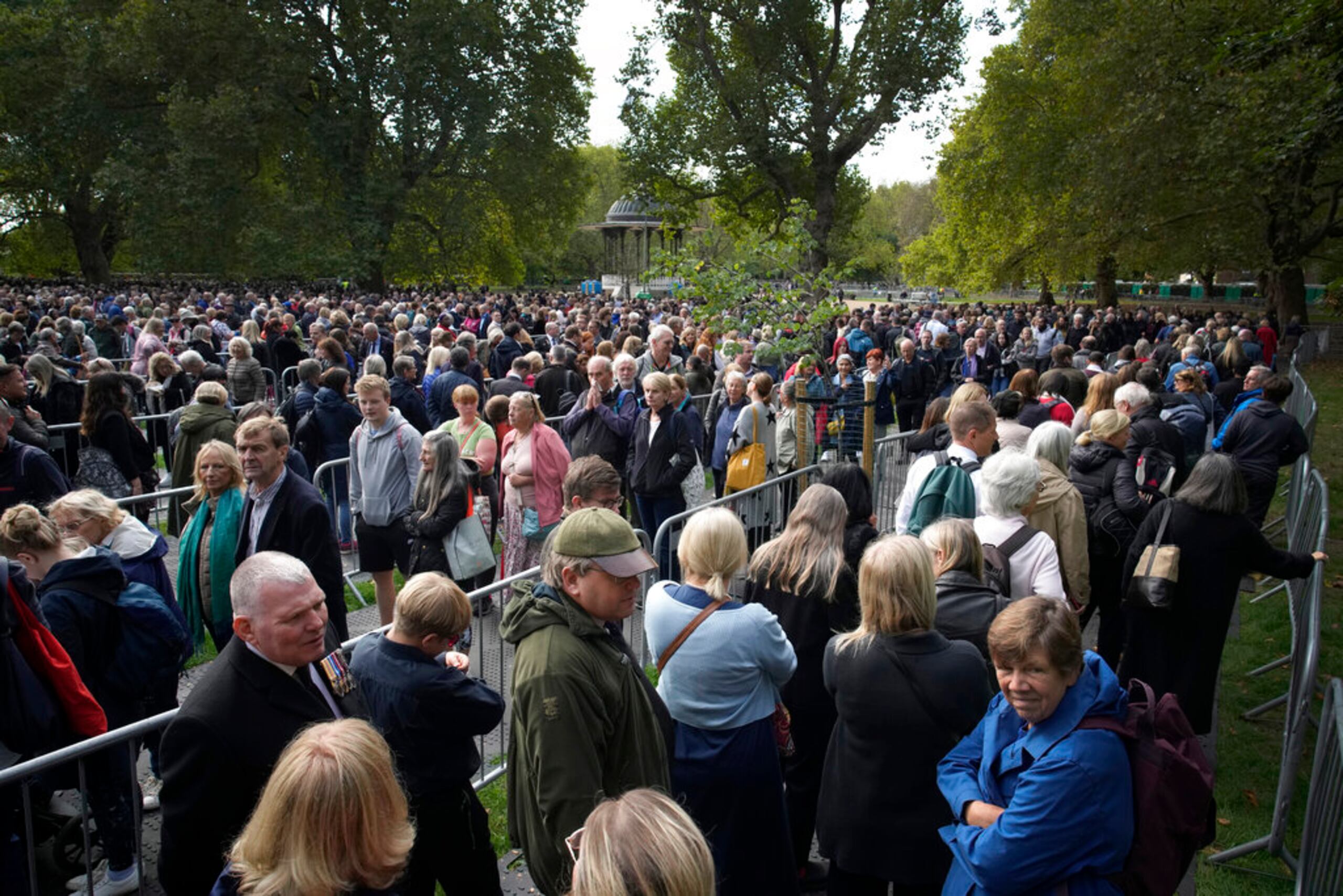 Fila en Southwark Park para presentar respetos a la reina Isabel II durante el acto en Westminster Hall, en Londres, el 16 de septiembre de 2022.