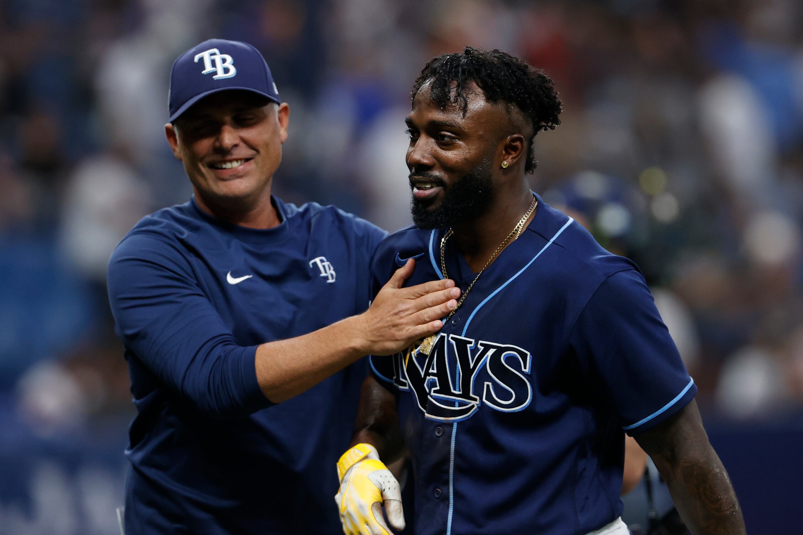 El dirigente de los Rays de Tampa Bay, Kevin Cash, felicita al mexicano Randy Arozarena tras una victoria.