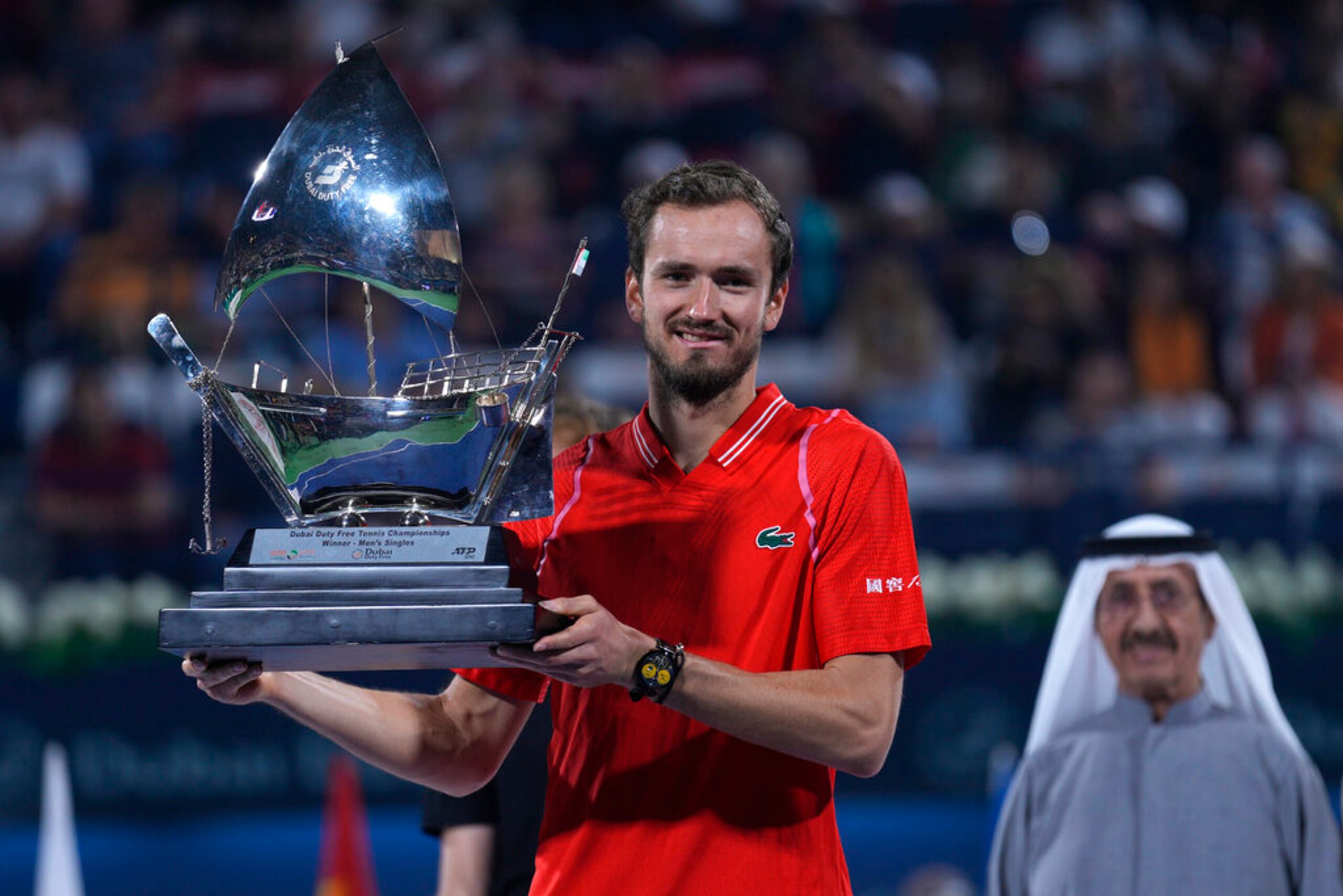 El ruso Daniil Medvedev sostiene el trofeo de campeón del Dubai Championships al vencer a su compatriota Andrey Rublev en la final.