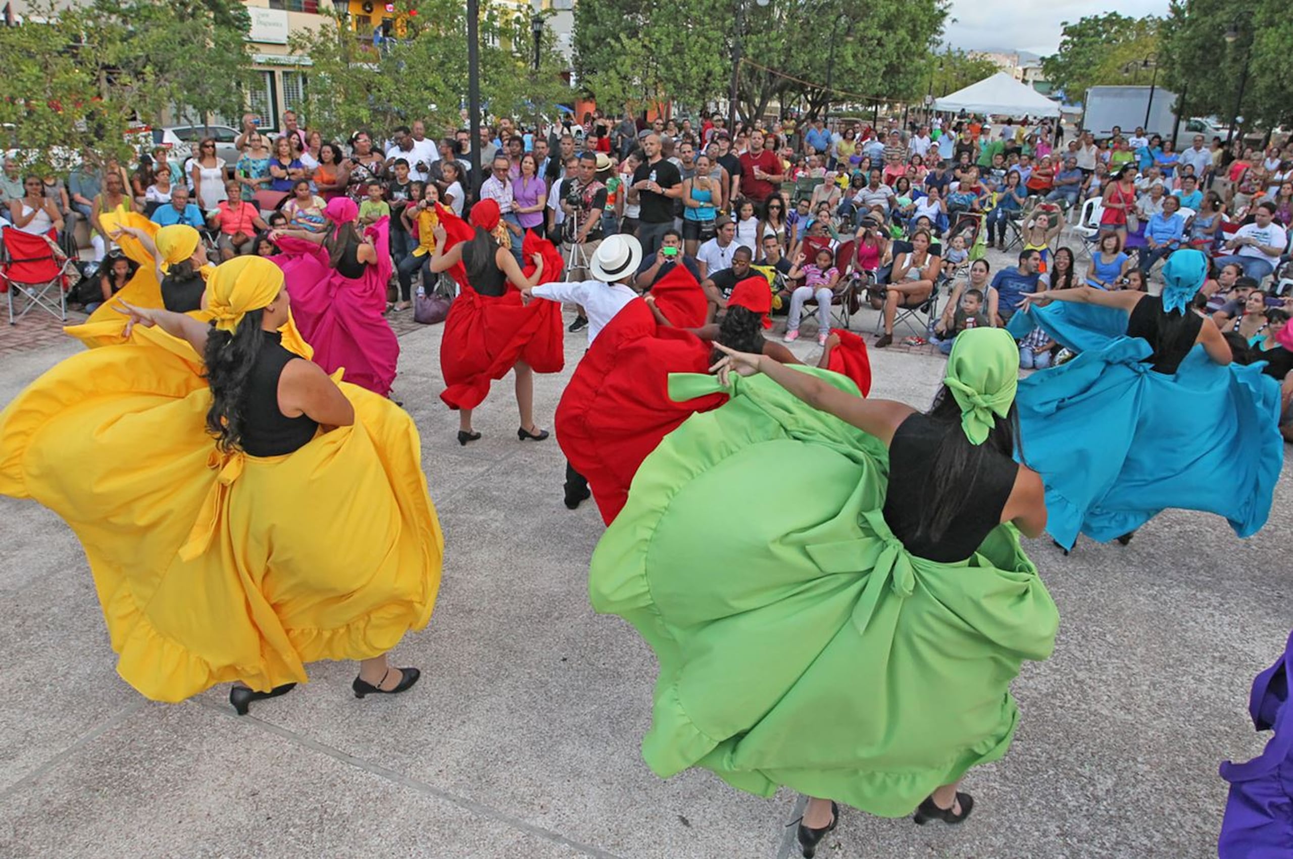 La bomba es un género musical y baile afropuertorriqueño que tiene múltiples variaciones.