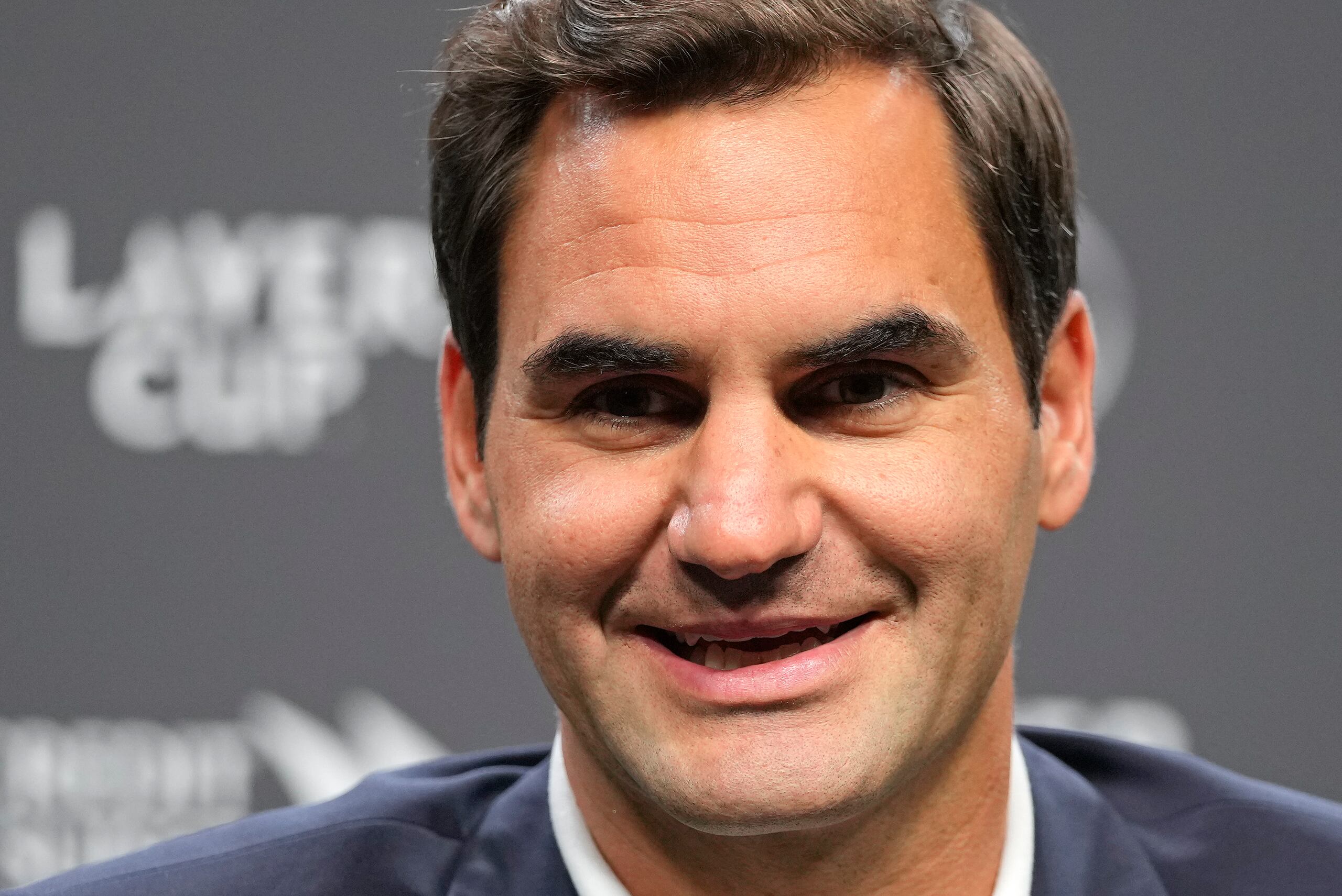 Roger Federer sonríe durante una rueda de prensa previo a la Copa Laver en Londres en la que anunció jugará un doble final de su carrera para entonces acogerse al retiro. Abundó que no considerará un retorno en el futuro porque sus rodillas ya no dan para más.