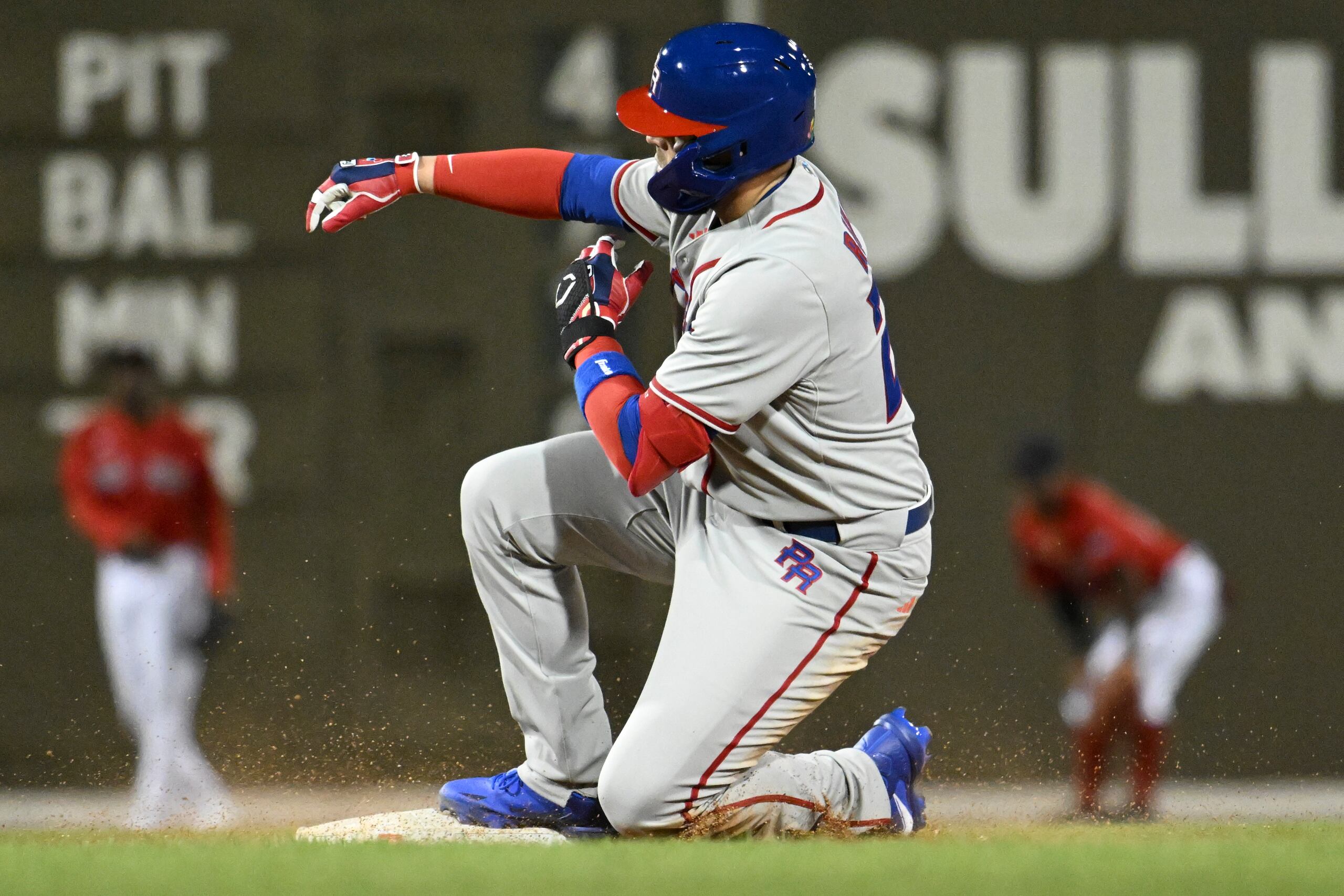 Emmanuel Rivera, aquí llegando a segunda luego de pegar un doble contra la réplica del Green Monster en el estadio Jet Blue Park, tuvo un sobresaliente desempeño en los fogueos de Puerto Rico.