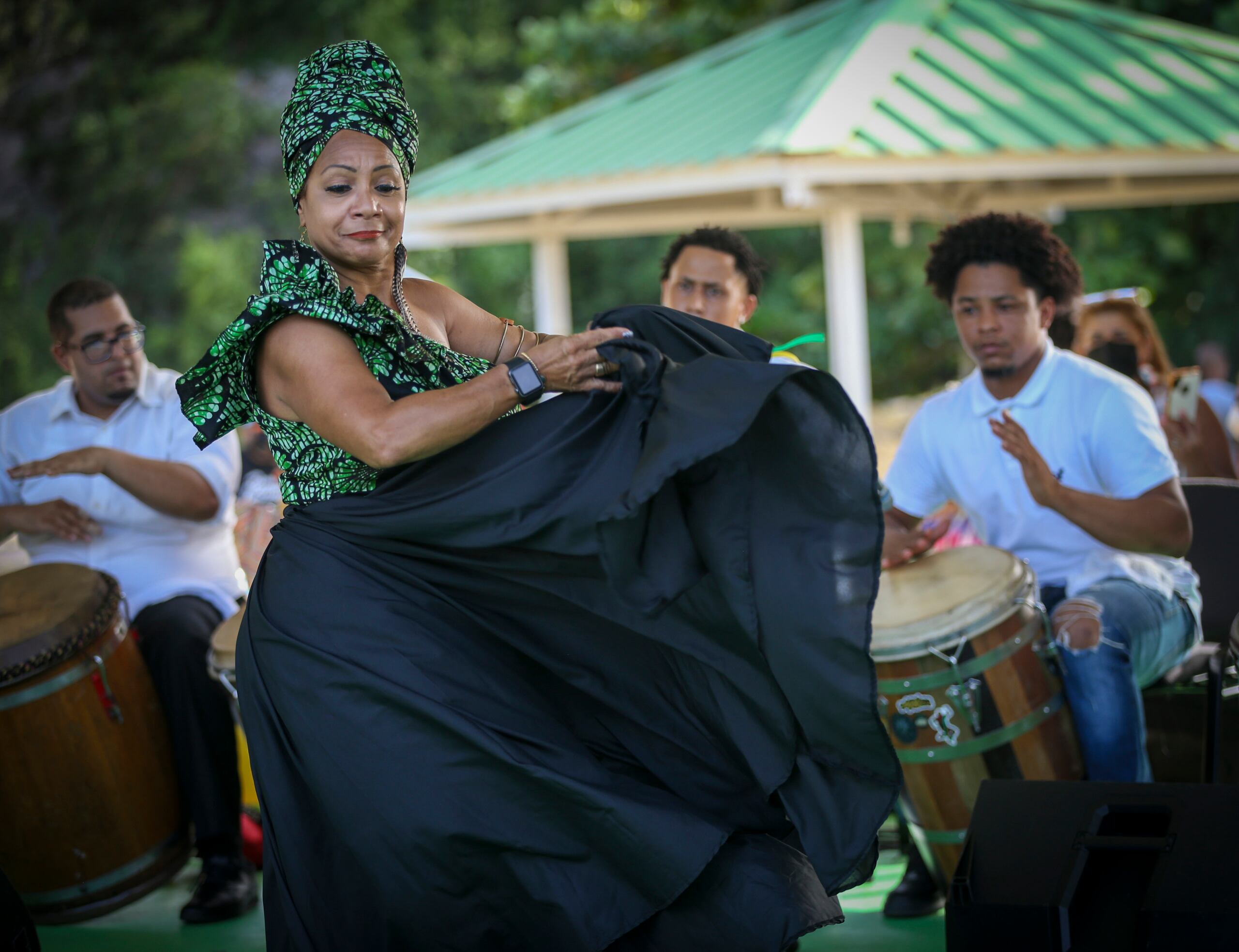 La historia señala que la bomba, con sus bailes en torno al tambor, los africanos celebraban bautismos y uniones e incluso planteaban rebeliones.