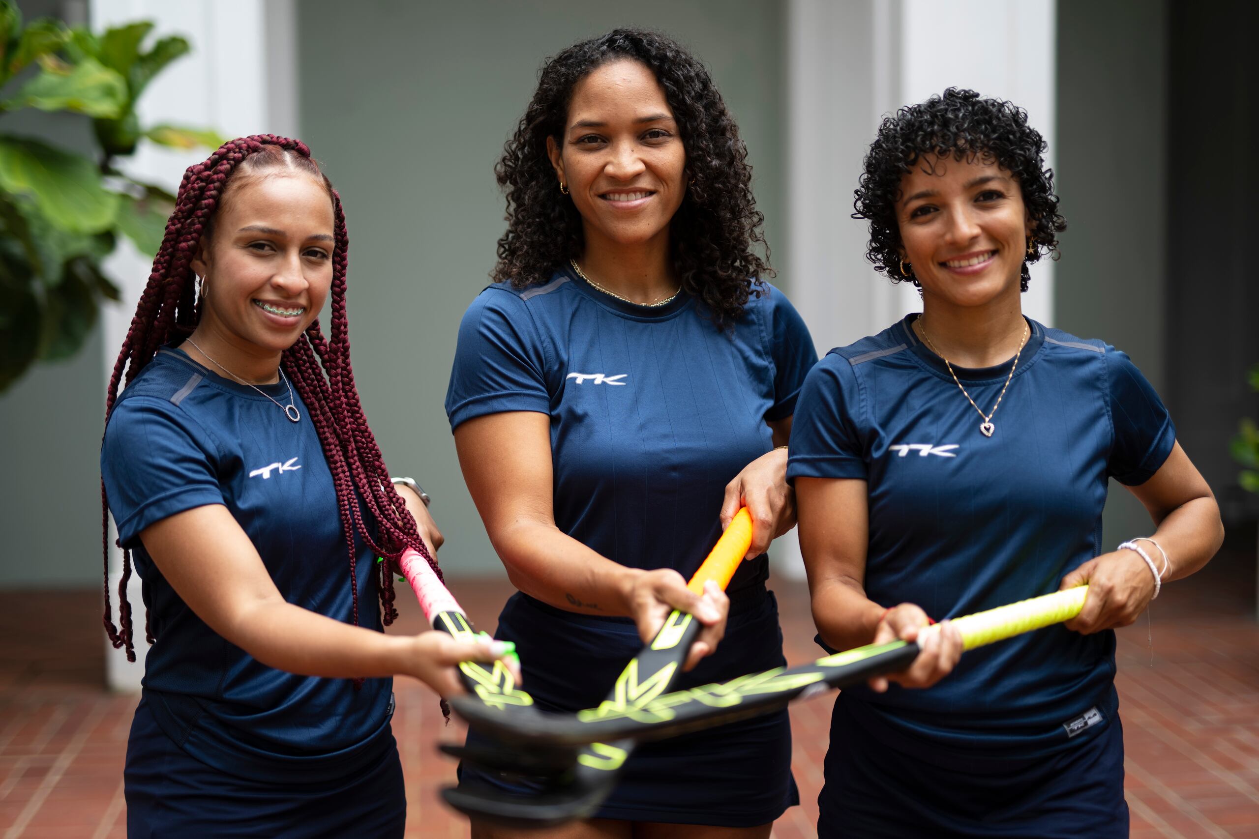 De izquierda a derecha, Lyneishka León Villegas, Caterina Cruz Joubert y Sheila Vázquez, del equipo de hockey sobre césped.