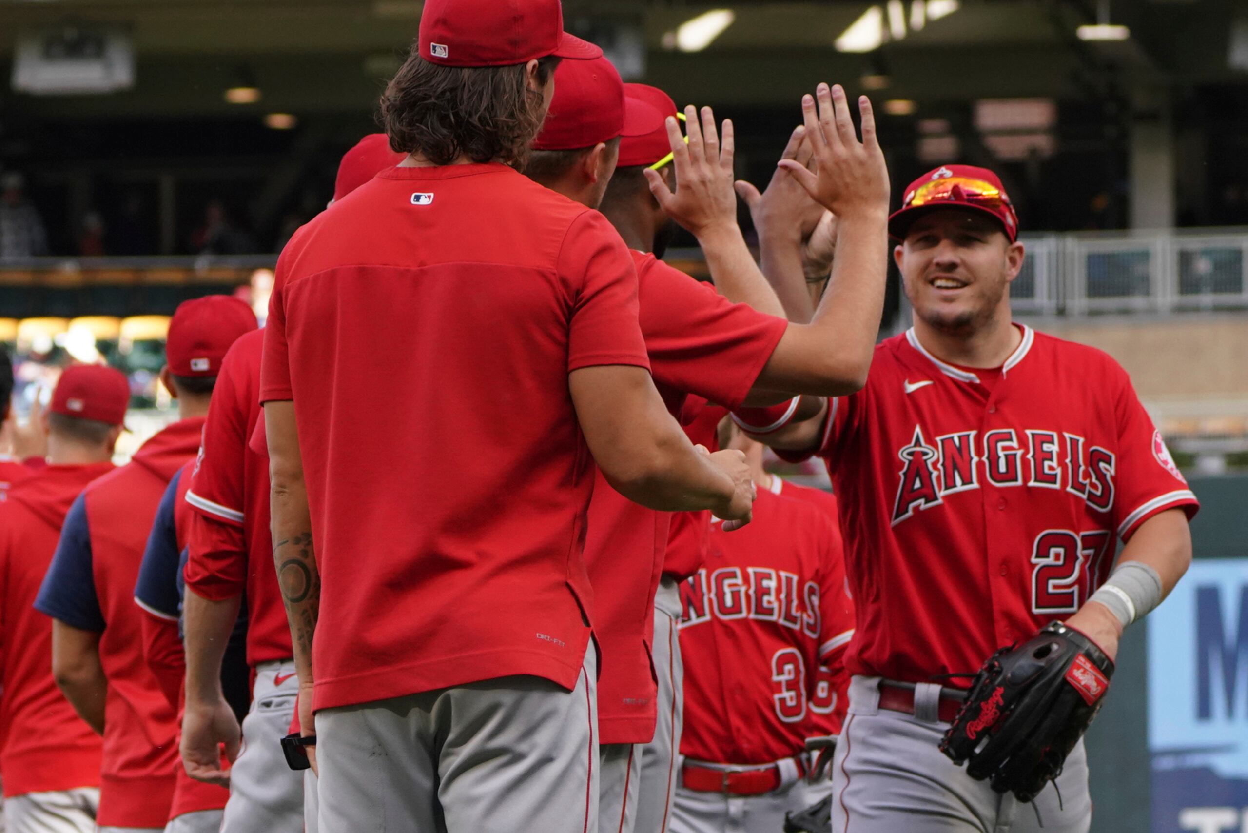 Mike Trout de los Angelinos de Los Ángeles sonríe mientras celebra en el triunfo 10-3 ante los Twins.