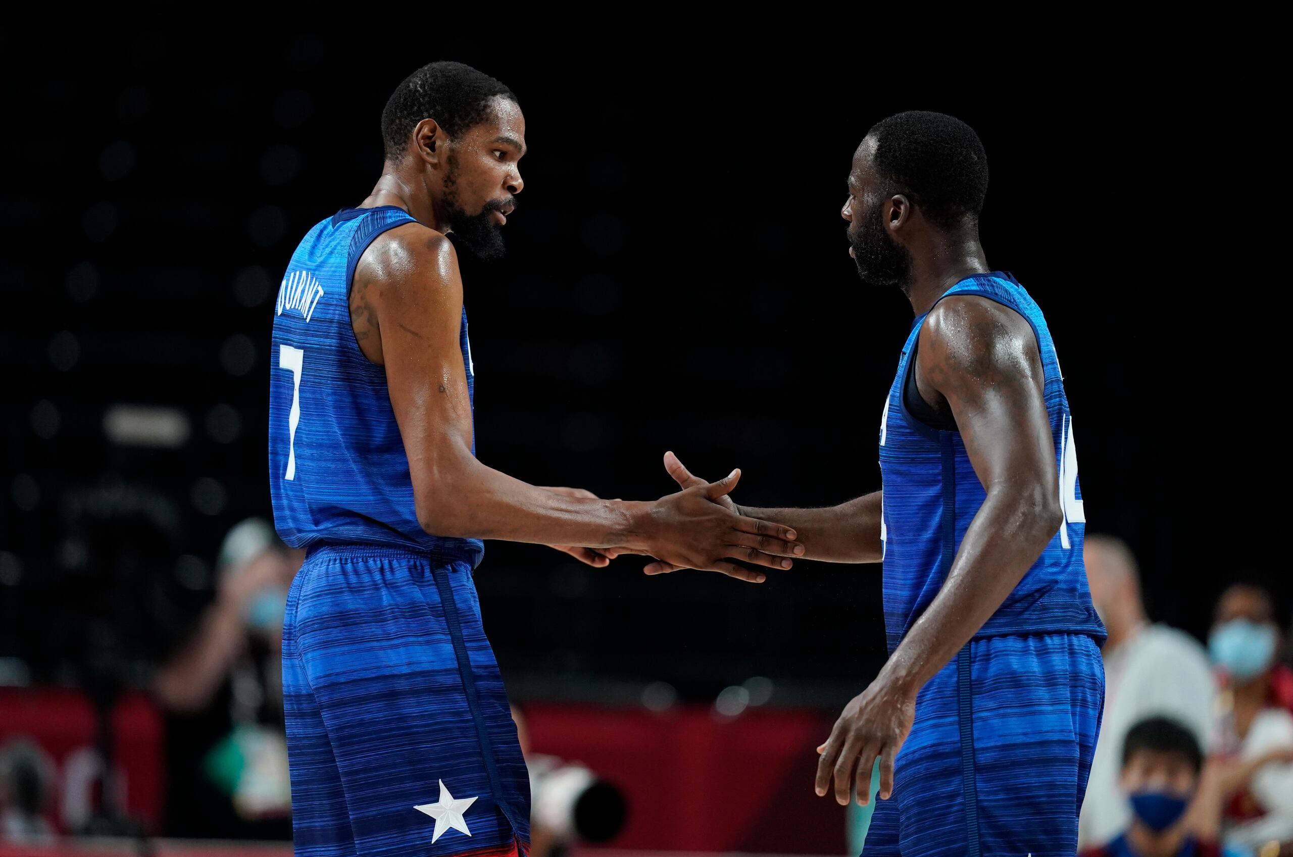 Kevin Durant celebra con su compañero de Estados Unidos Draymond Green después de su triunfo en el juego de cuartos de final ante España, el martes 3 de agosto de 2021, en Saitama, Japón.