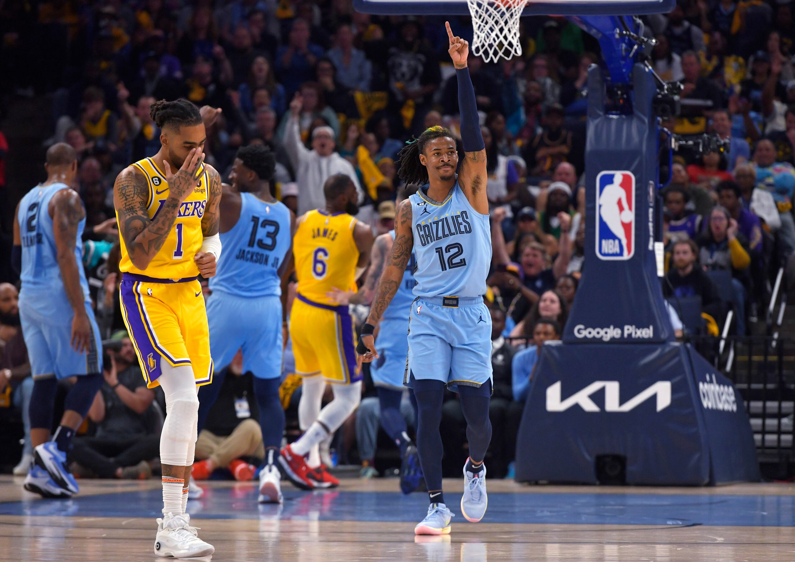 Ja Morant (12), de los Grizzlies de Memphis, celebra una jugada durante la primera mitad del partido del miércoles ante los Lakers.