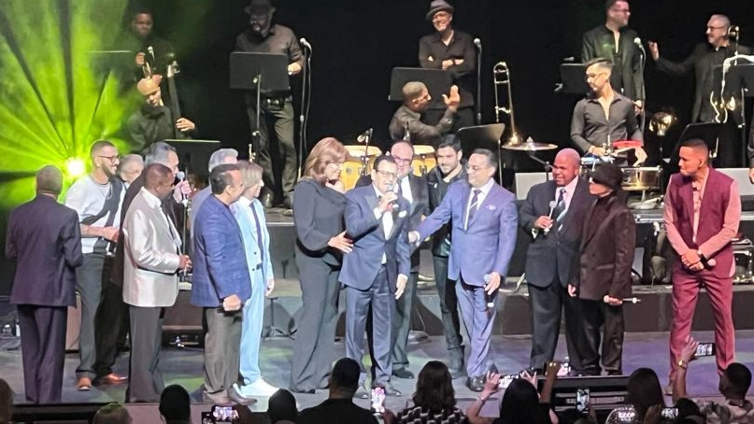 Aun cuando el cantante de 72 años -en el centro- se le afectó el habla, el balance del cuerpo y la actividad motora, dejó impresionados a los presentes ante la recuperación ganada en estos últimos dos años.