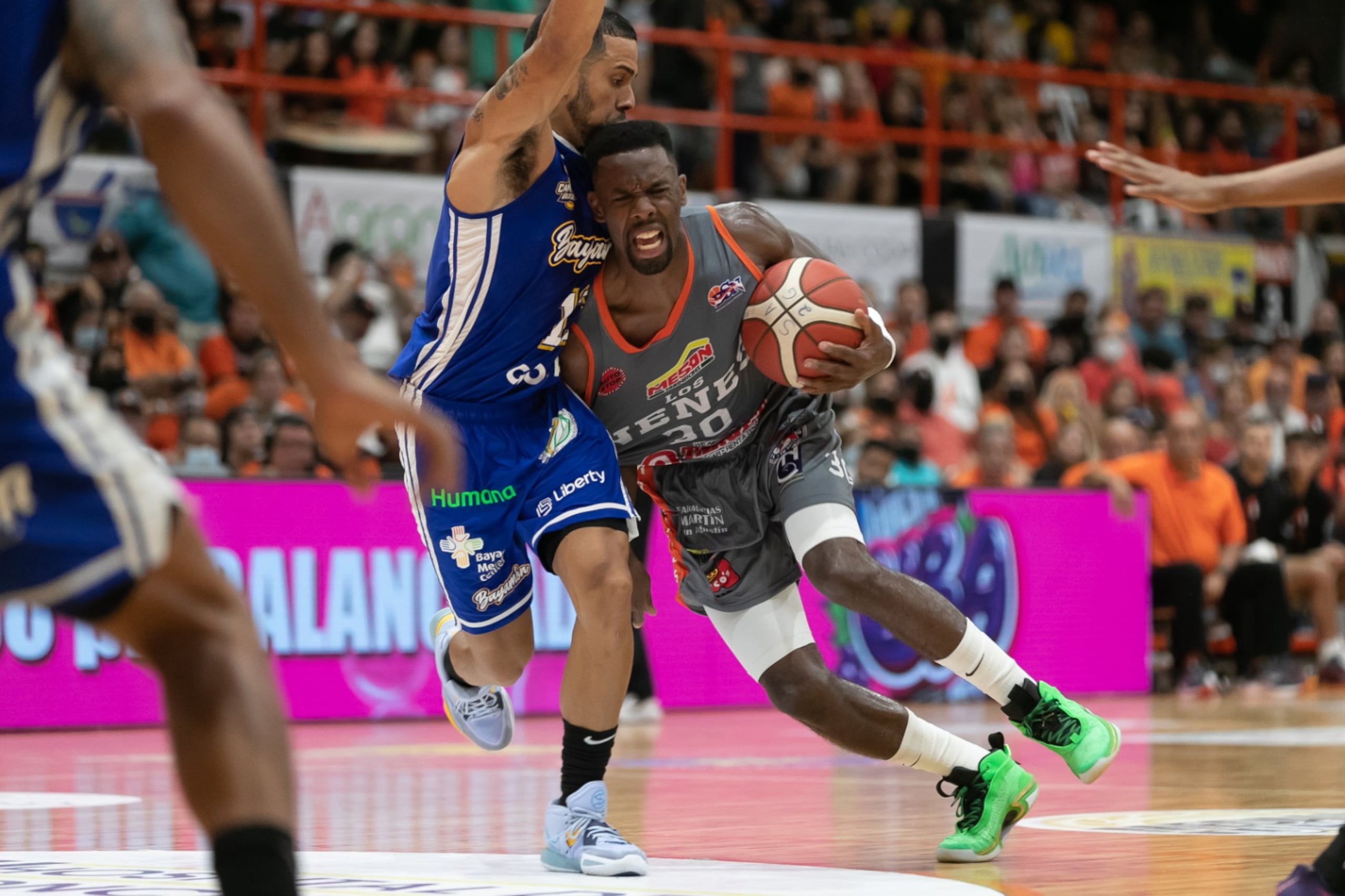 Norris Cole, refuerzo de los Atléticos, ataca al canasto contra Angel Rodríguez, de los Vaqueros, durante el segundo juego de la final del BSN en San Germán.