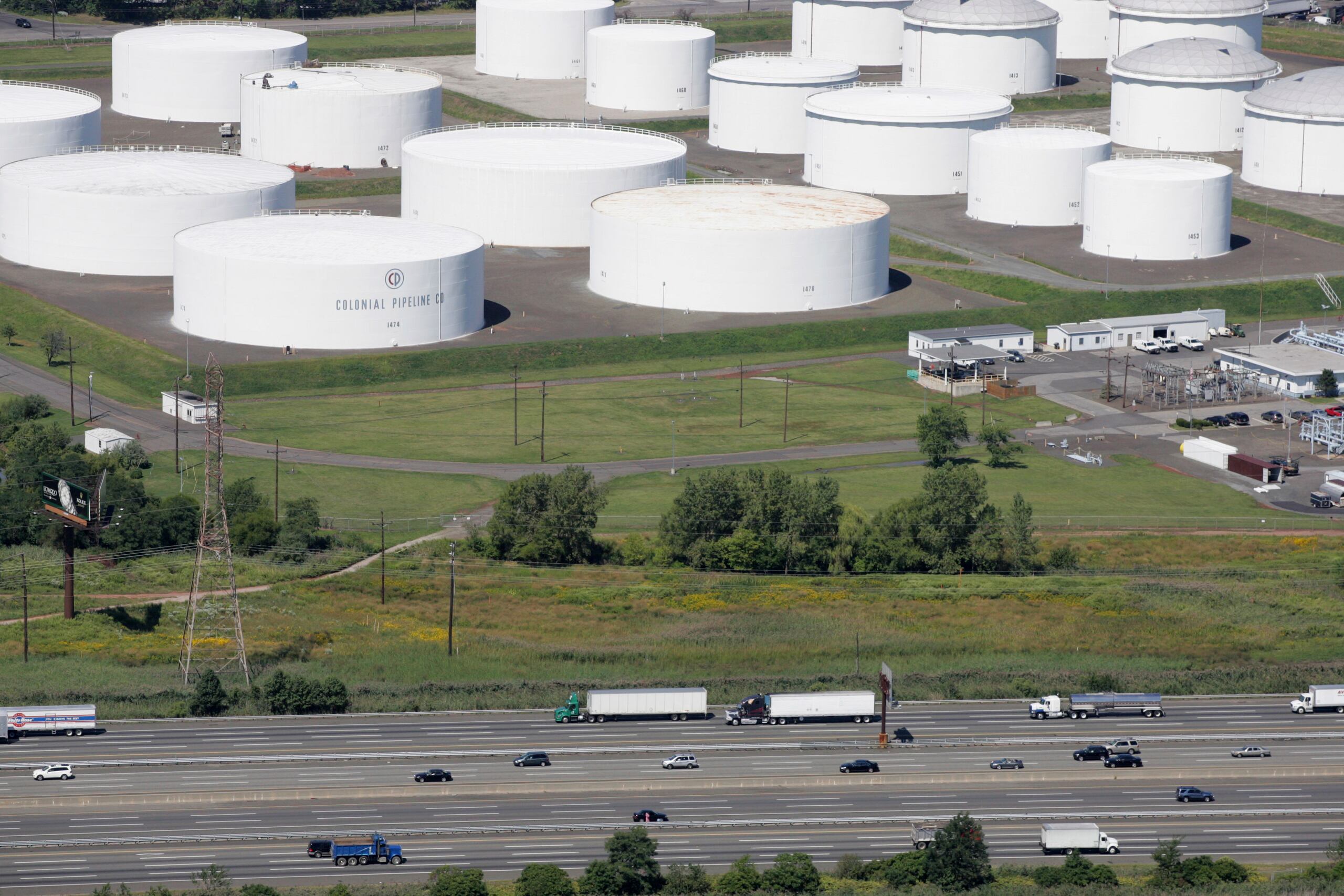 Vista de la autopista interestatal 95 frente a depósitos enormes de hidrocarburos de la empresa Colonial Pipeline en Linden, Nueva Jersey.