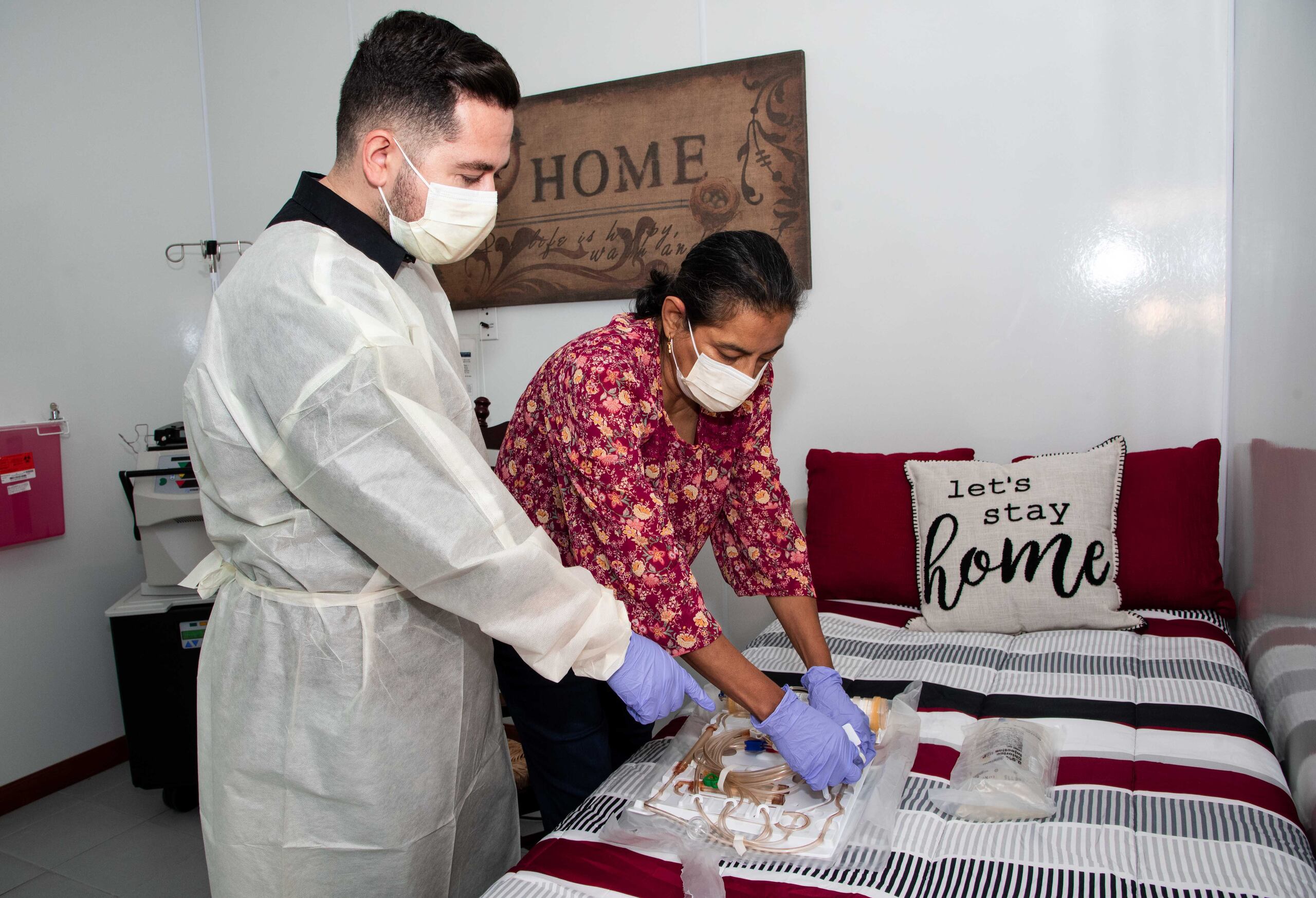 Graciela Ruiz recibe instrucciones para dializarse en casa por parte del enfermero especializado en nefrología, José Javier Meléndez, en Fresenius Kidney Center de Cupey.