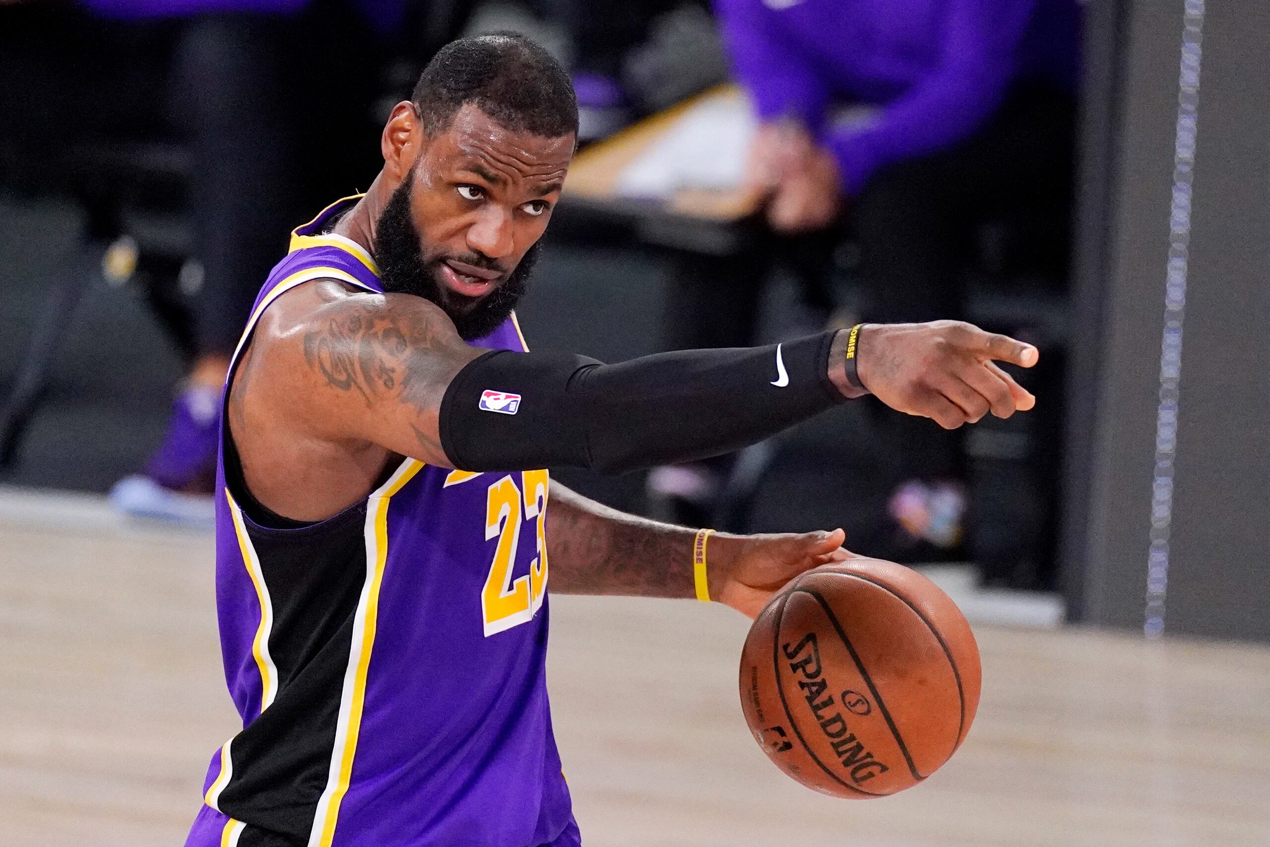 LeBron James de los Lakers de Los Ángeles coordina una jugada durante el partido contra los Nuggets de Denver por los playoffs de la NBA, el sábado 26 de septiembre de 2020, en Lake Buena Vista, Florida. (AP Foto/Mark J. Terrill)