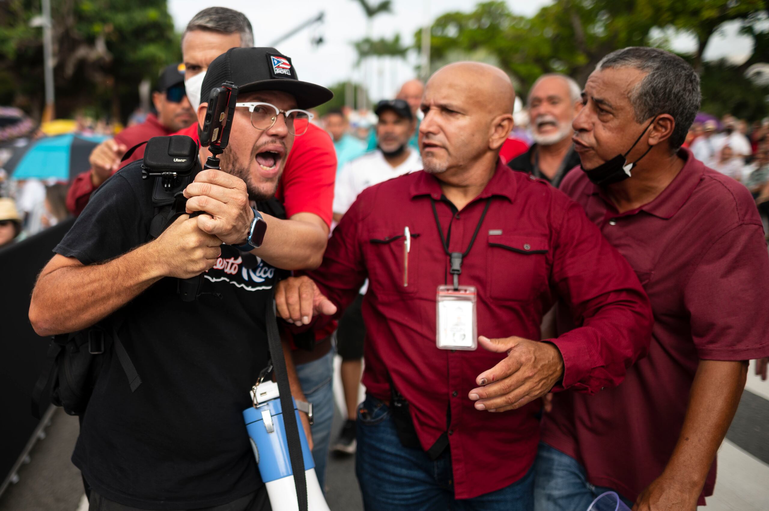 Un manifestante, quien manifestó que celebrar el Estado Libre Asociado es celebrar la invasión de los Estados, fue también removido de los predios.