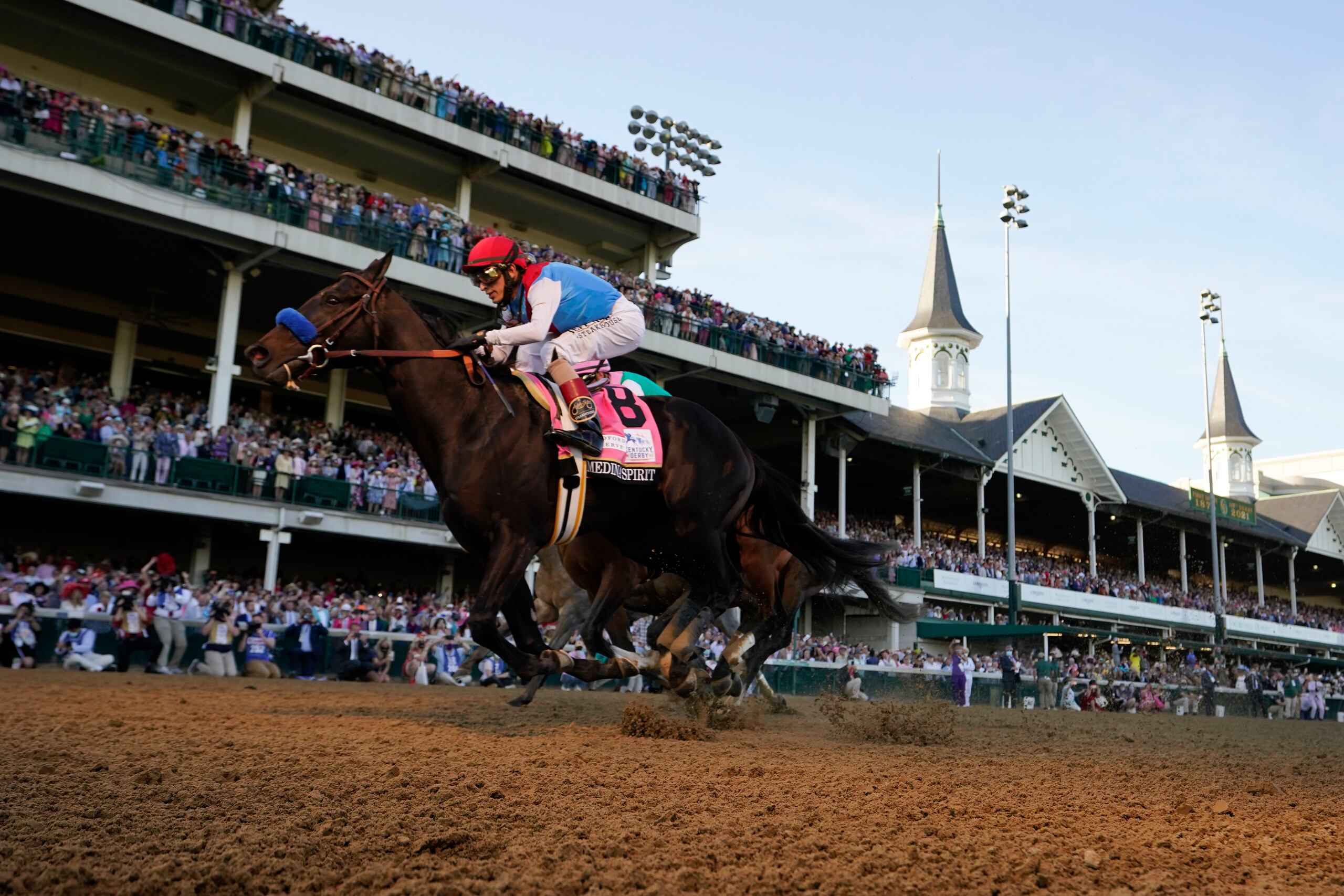 John Velázquez a su llegada a la meta del Kentucky Derby sobre el  Medina Spirit.