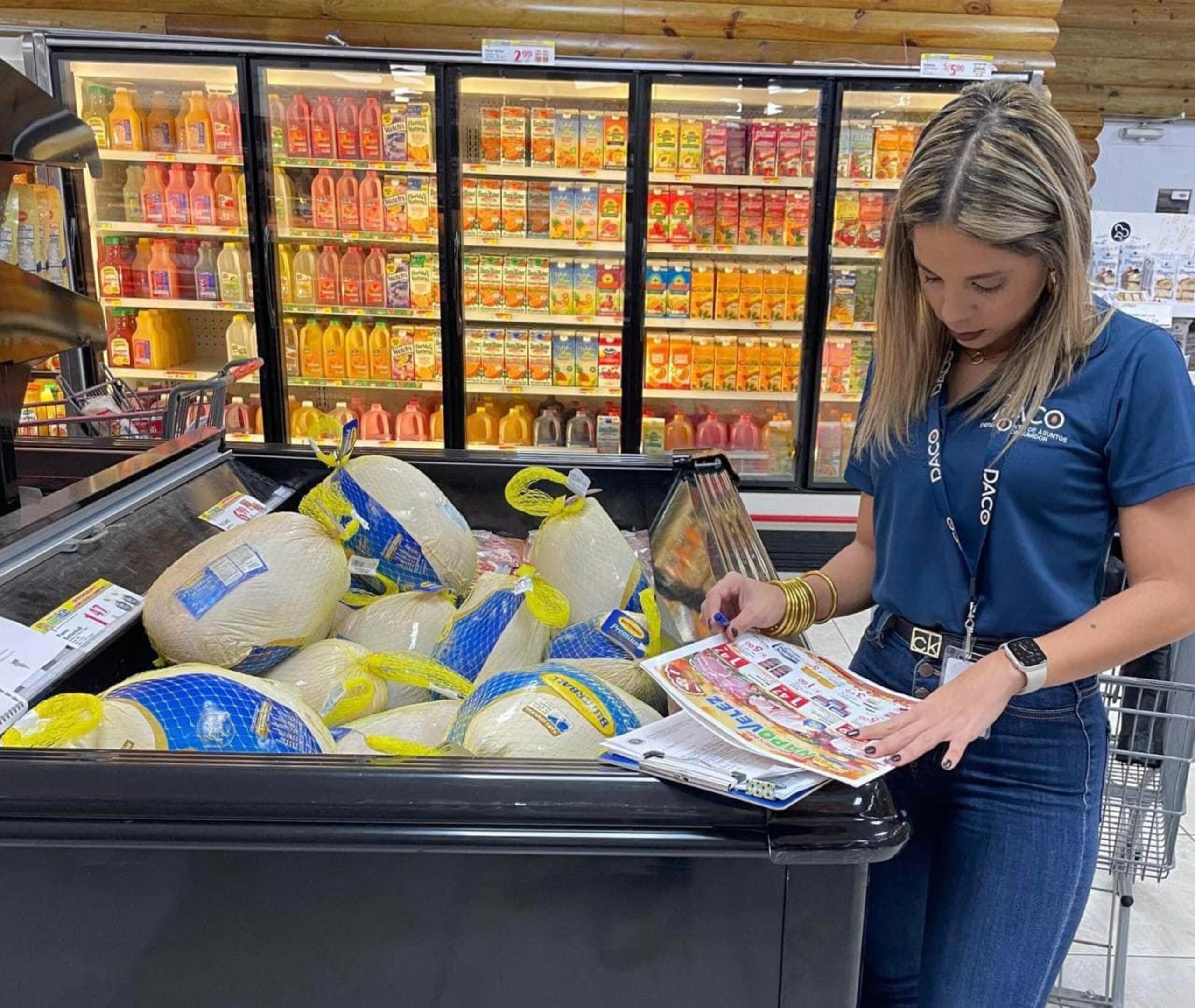 Inspectora del DACO en un supermercado.