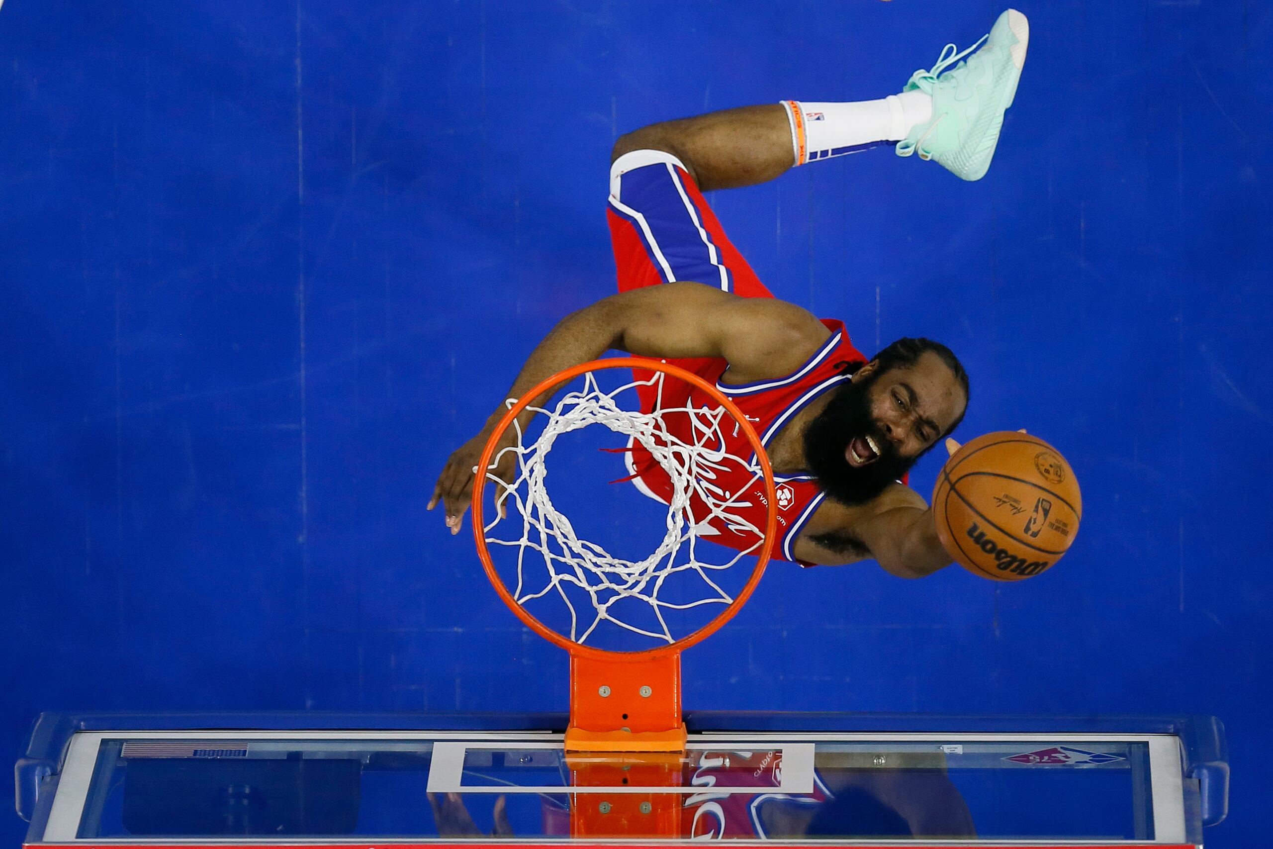 La superestrella de la NBA. James Harden, se levanta para colar un canasto durante su debut en Filadelfia el miércoles, cuando acumuló 26 puntos nueve asistencias y nueve rebotes en el triunfo ante los Knicks.