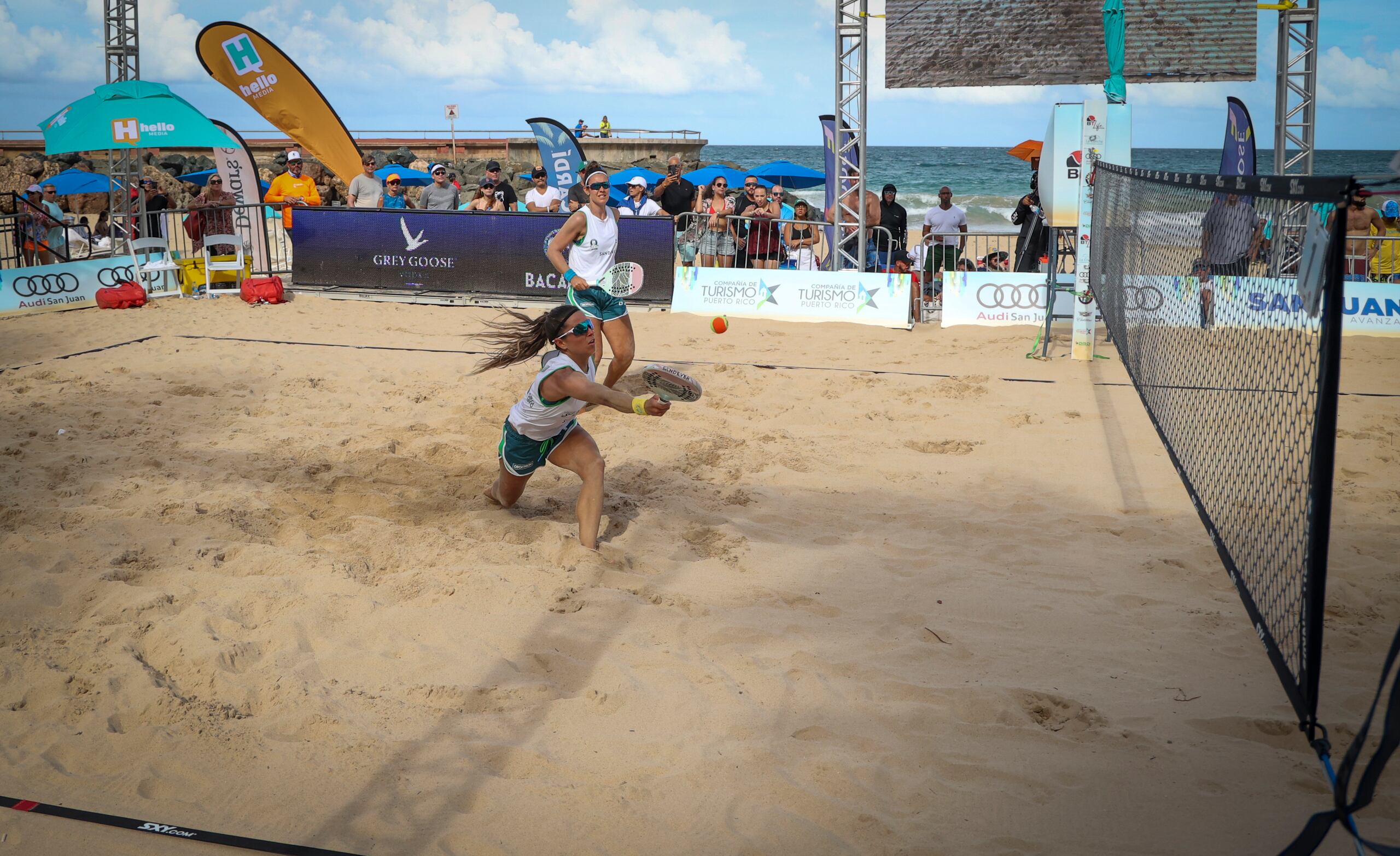 El torneo que montan los estudiantes es similar al Beach Tennis Extravaganza que se jugó previamente en el año en las arenas del hotel La Concha.