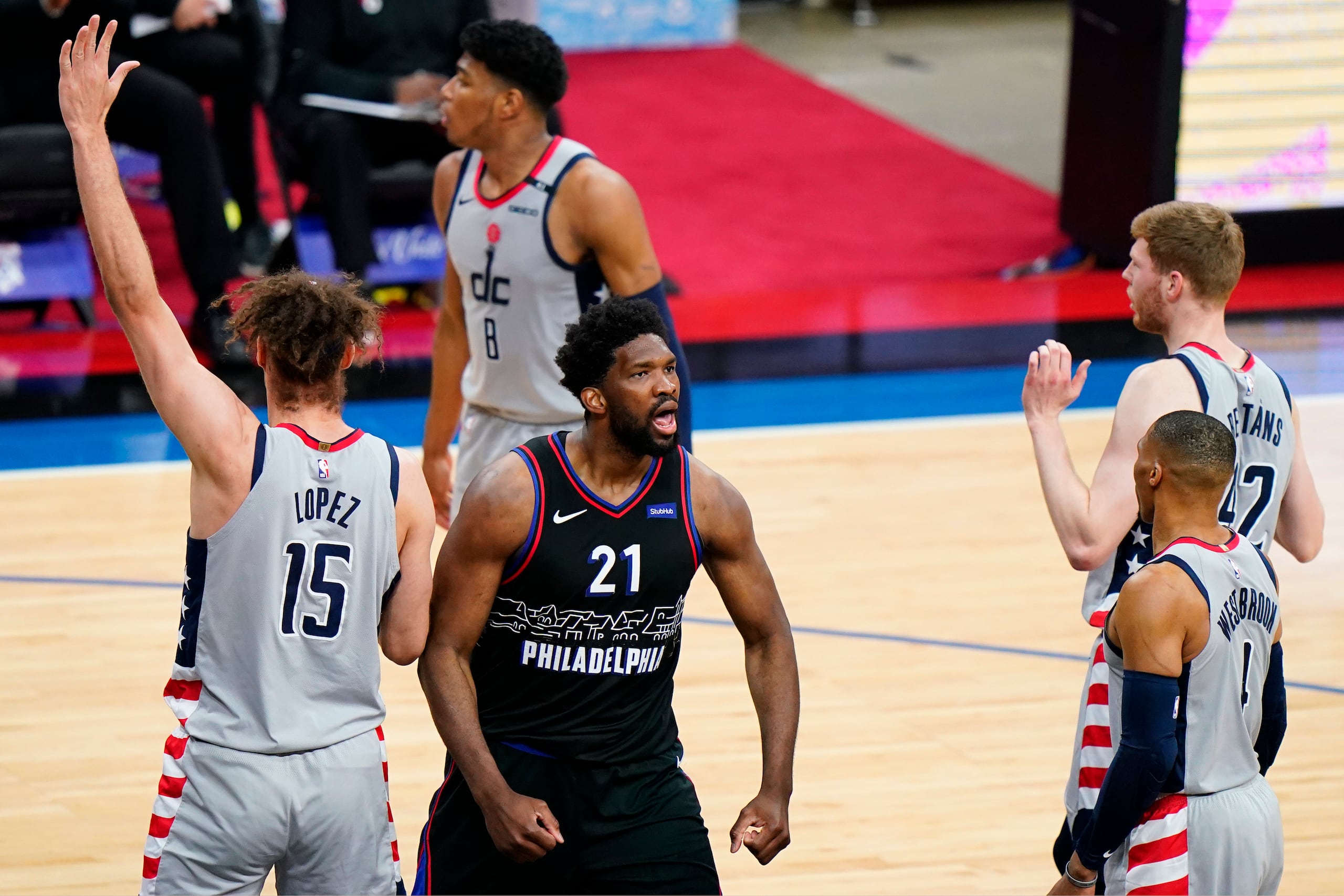 Joel Embiid, de los 76ers, reacciona luego de anotar y recibir una falta contra los Wizards.