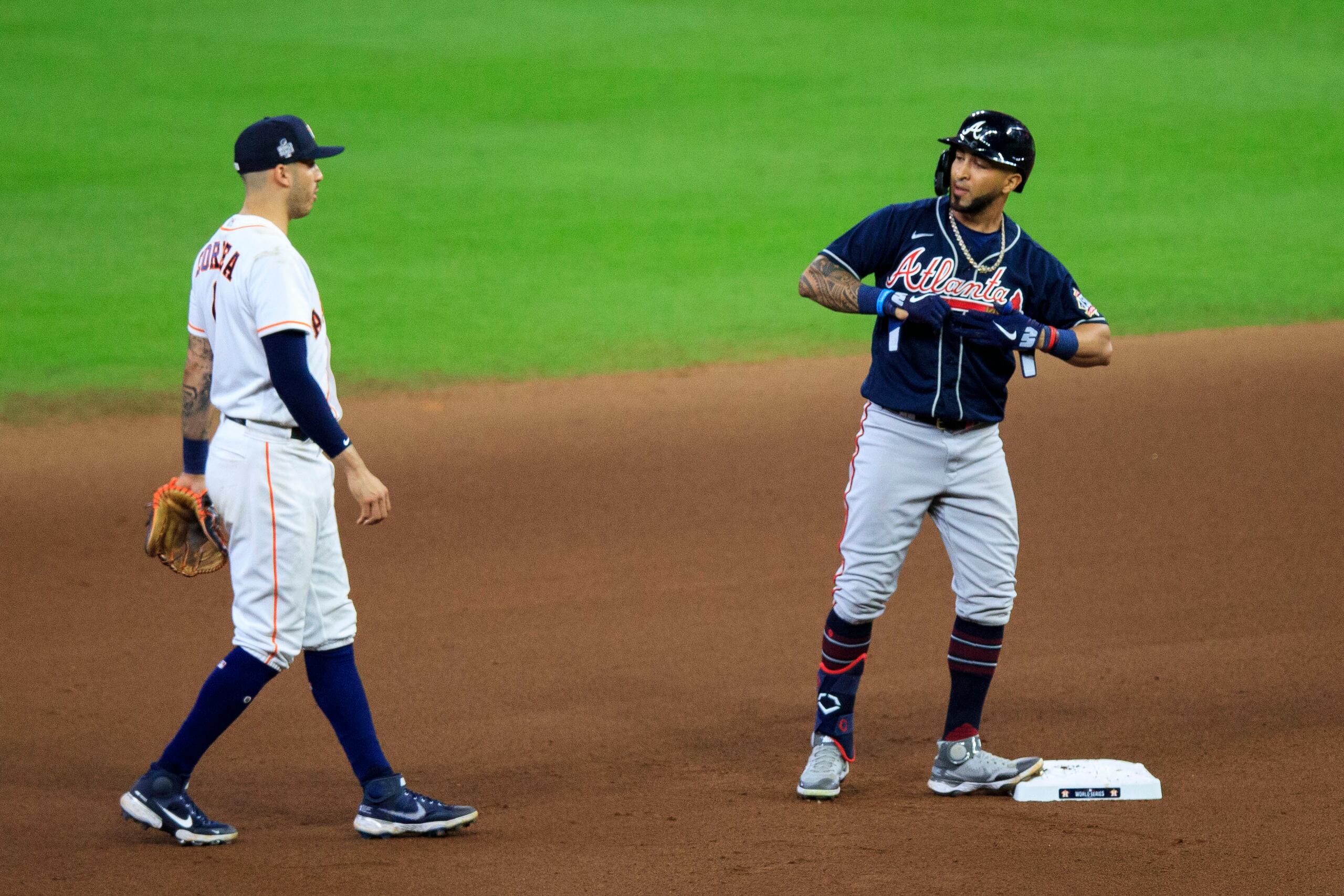 Los puertorriqueños Carlos Correa (campocorto de los Astros) y Eddie Rosario (guardabosque izquierdo de los Bravos) se enfrentan una vez más esta noche. Para Houston es necesario un triunfo más para forzar un juego decisivo de la Serie Mundial. Para Atlanta una victoria les da la corona.