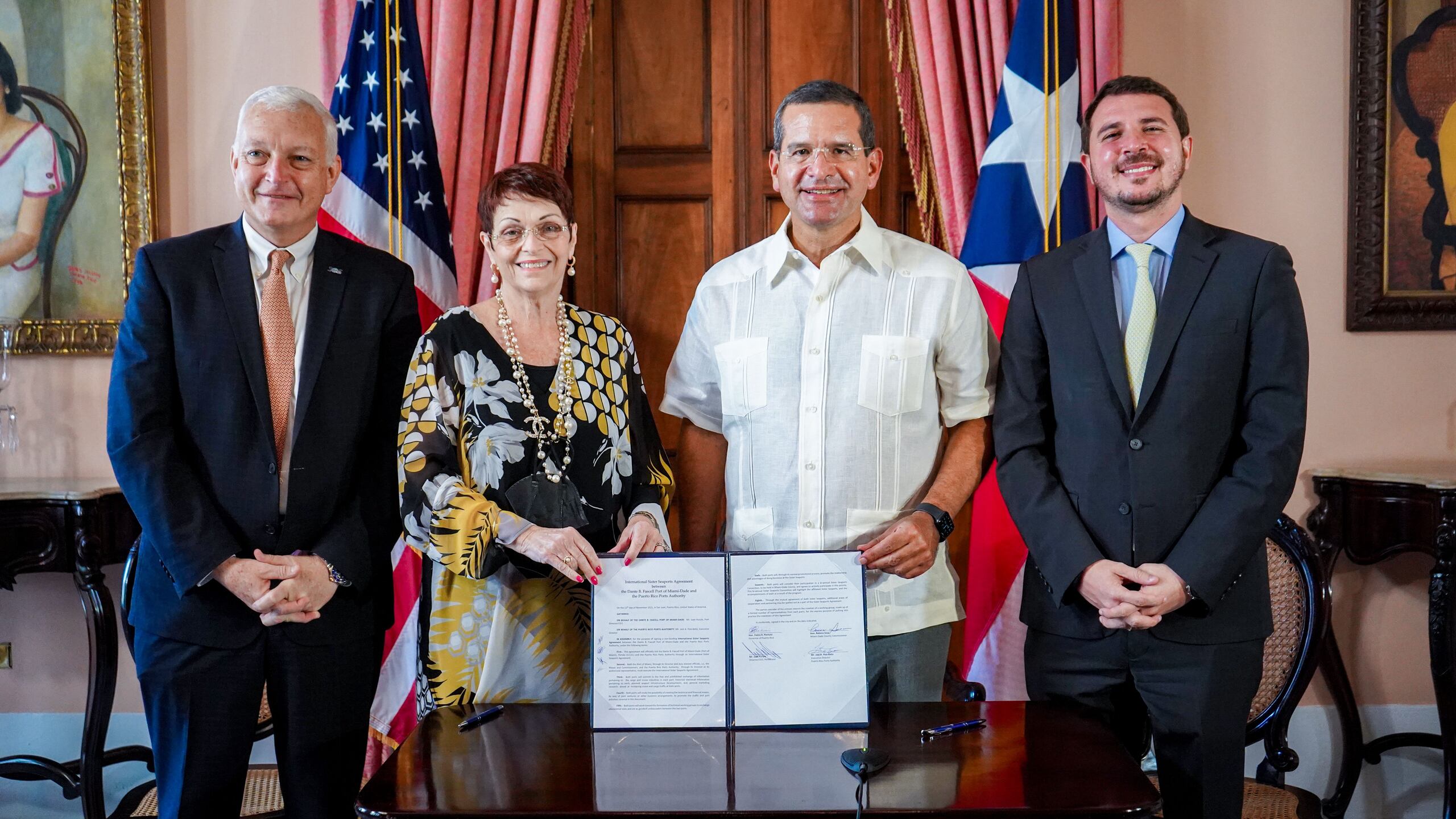 El gobernador Pedro Pierluisi; de la Autoridad de los Puertos, Joel A. Pizá Batiz; el director y principal oficial ejecutivo del Puerto de Miami-Dade, Juan Kuryla, así como la comisionada del Condado de Miami‑Dade, Rebeca Sosa, firmaron el acuerdo de colaboración.