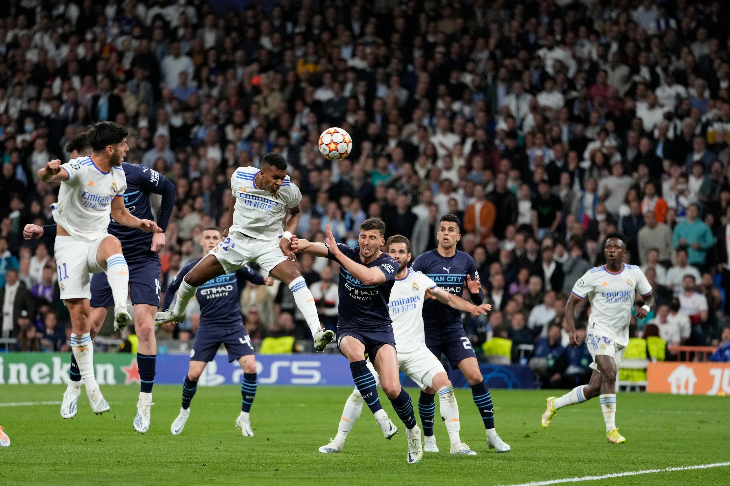 Rodrygo del Real Madrid anota el segundo gol ante Manchester City en las semifinales de la Liga de Campeones, el miércoles 4 de marzo de 2022. (AP Foto/Bernat Armangue)