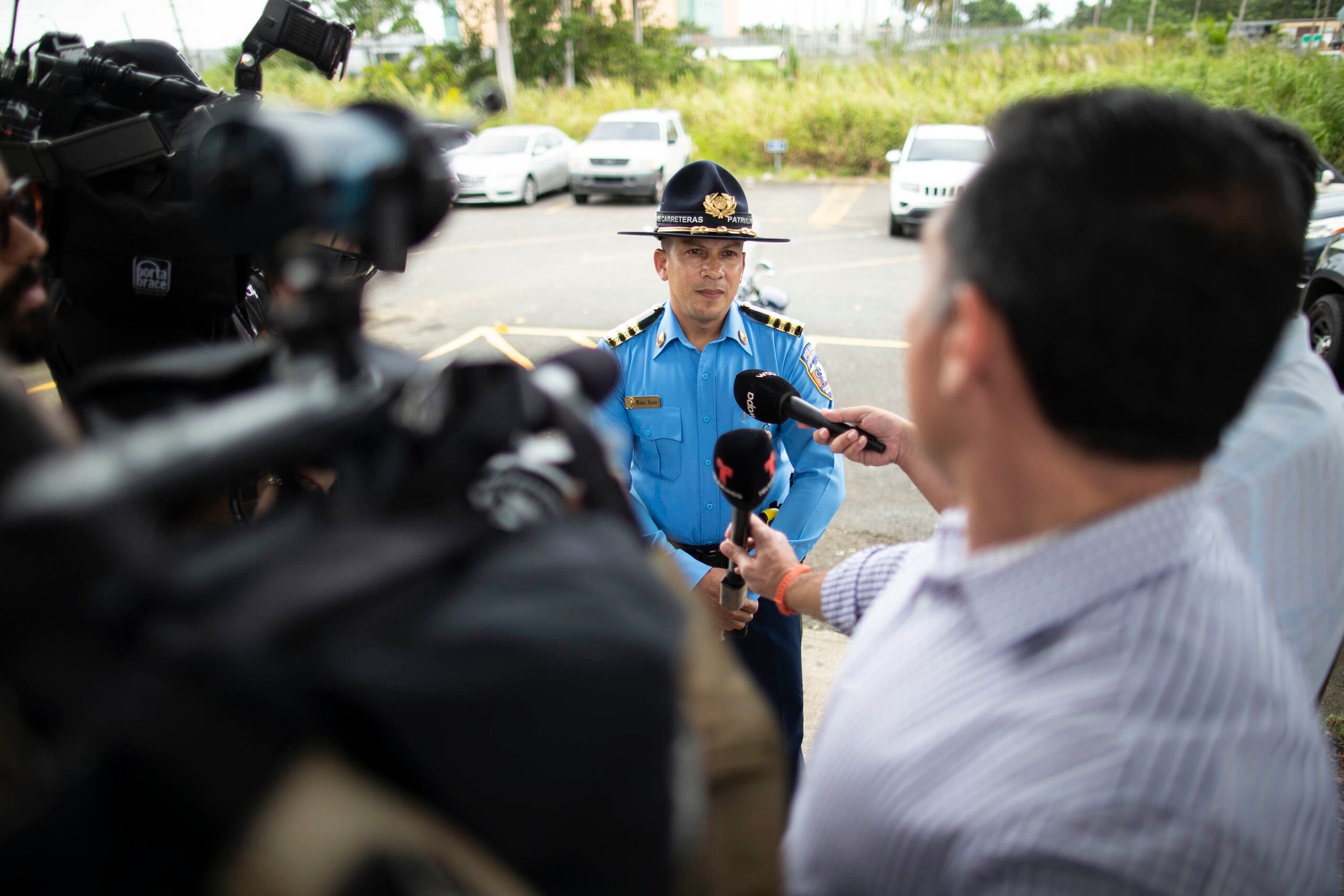 El teniente Elvis Zeno, que conoce al secuestrador, da detalles a la prensa.