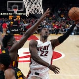 Con 36 puntos de Jimmy Butler, el Heat agobia a los Hawks 