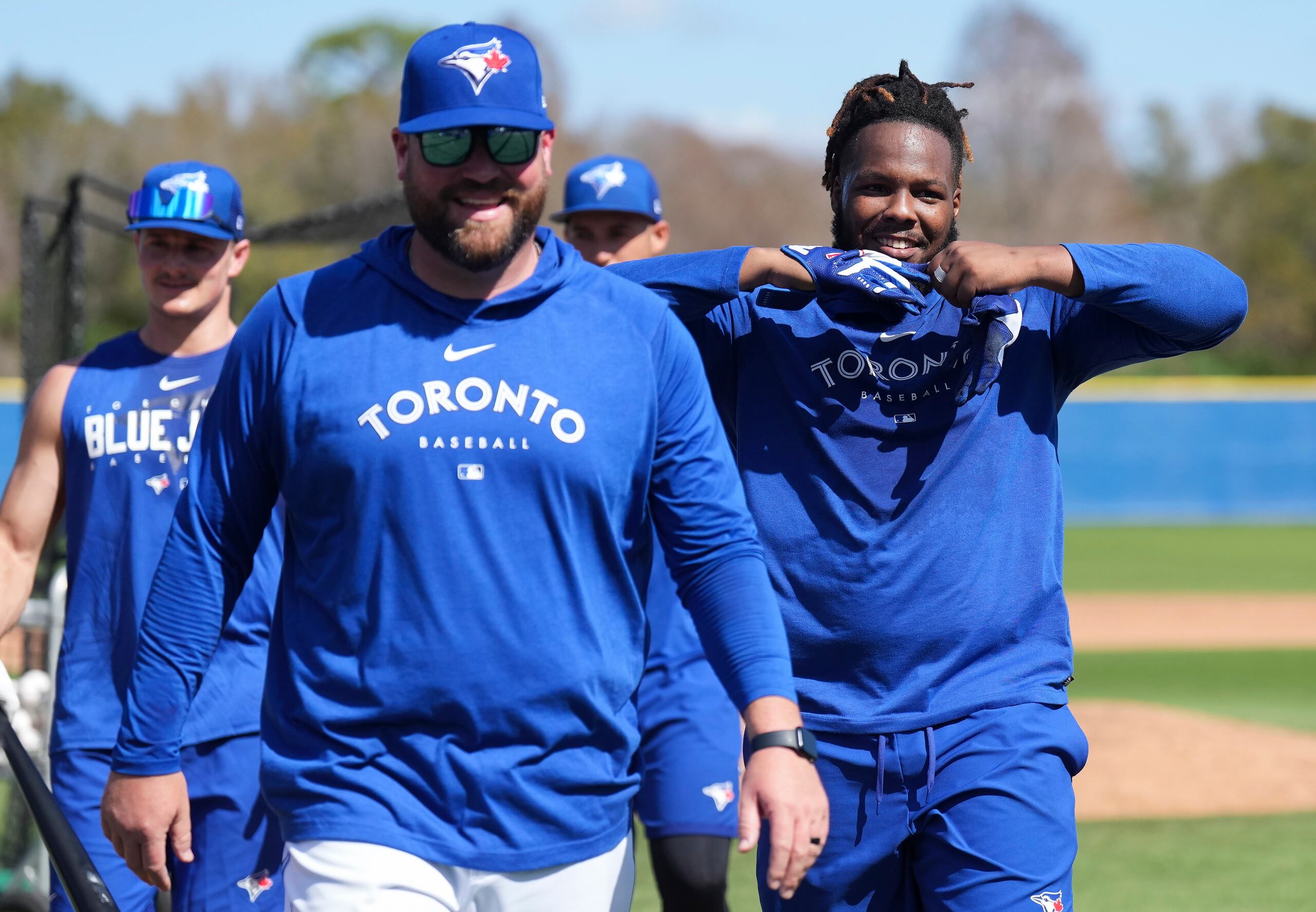 El dirigente de los Blue Jays de Toronto, John Schneider, en primer plano, anunció las circunstancias que no permitirán que Alejandro Kirk, catcher del equipo, vaya al Clásico Mundial de Béisbol.