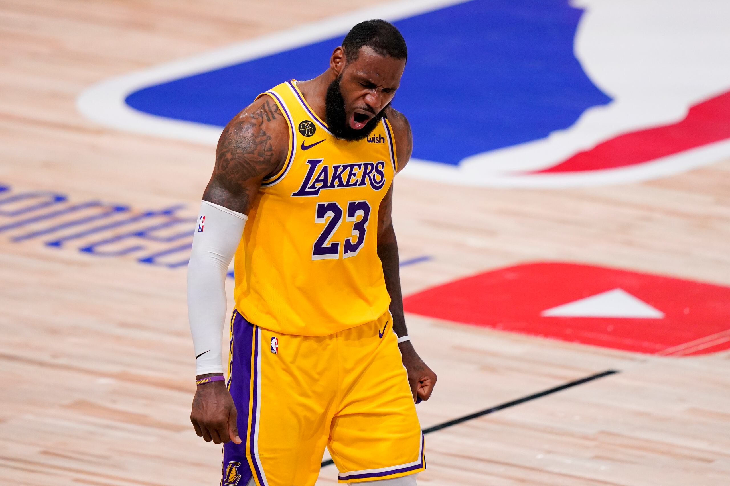 LeBron James, de los Lakers de Los Ángeles, festeja durante el cuarto partido de la final de la NBA ante el Heat de Miami.