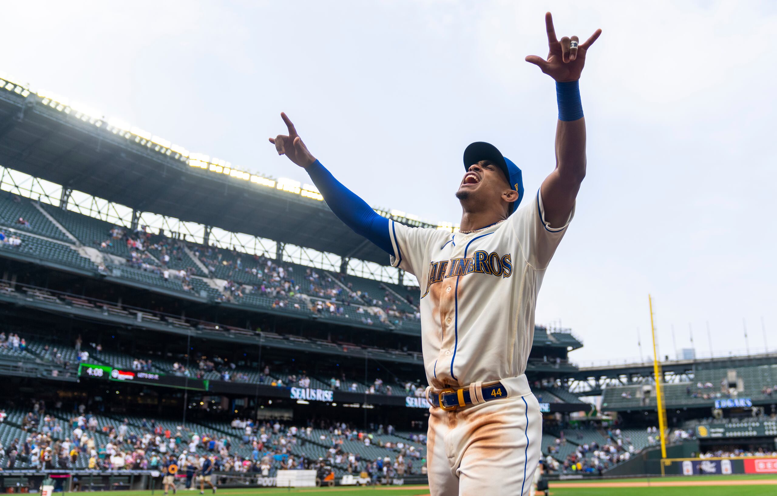 El novato Julio Rodríguez, de Mariners de Seattle, celebra tras la victoria 6-1 de su equipo el miércoles ante los Padres de San Diego.