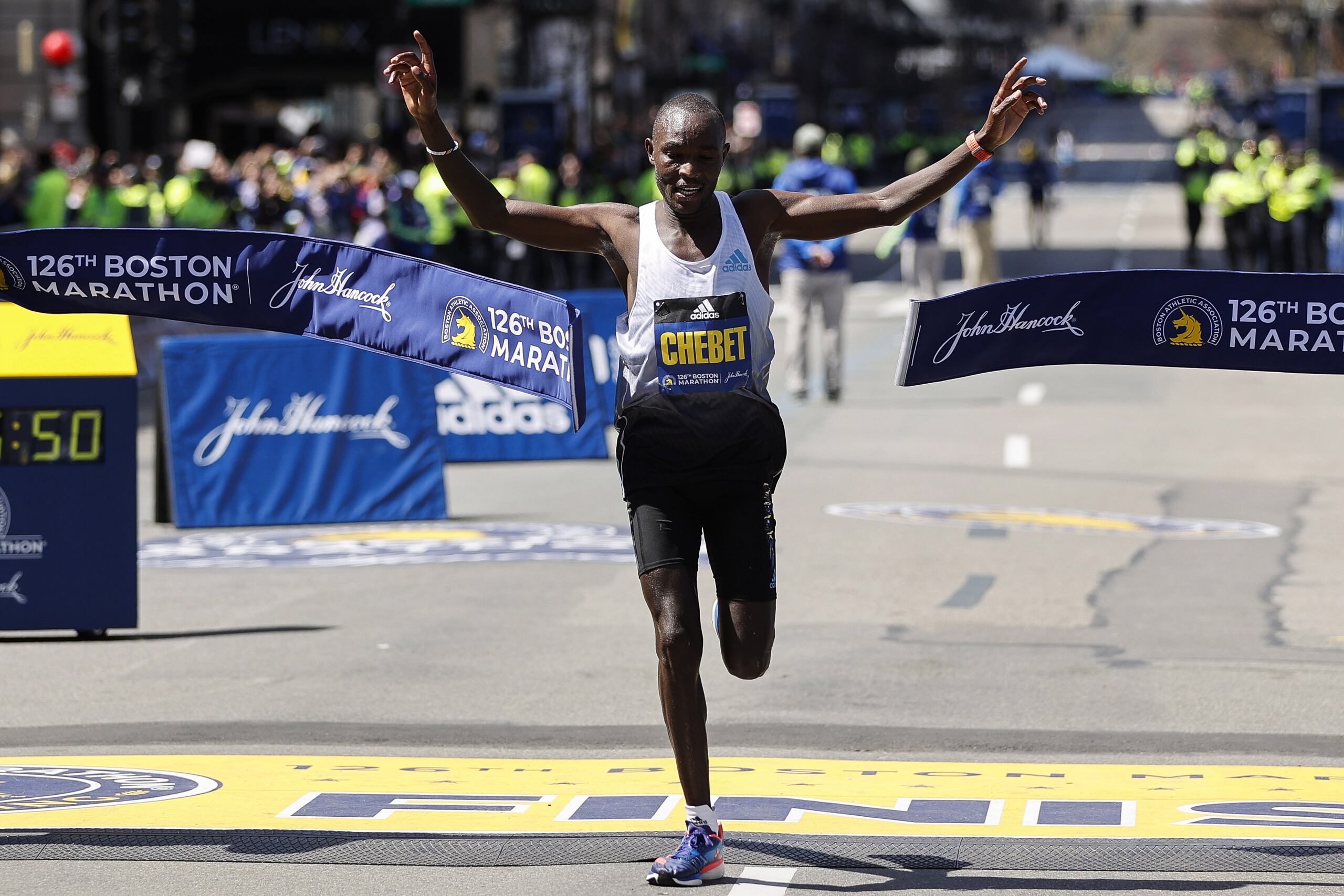 El keniano Evans Chebet celebra este lunes en la edición 126 del Maratón de Boston (EE.UU.). EFE/EPA/CJ GUNTHER
