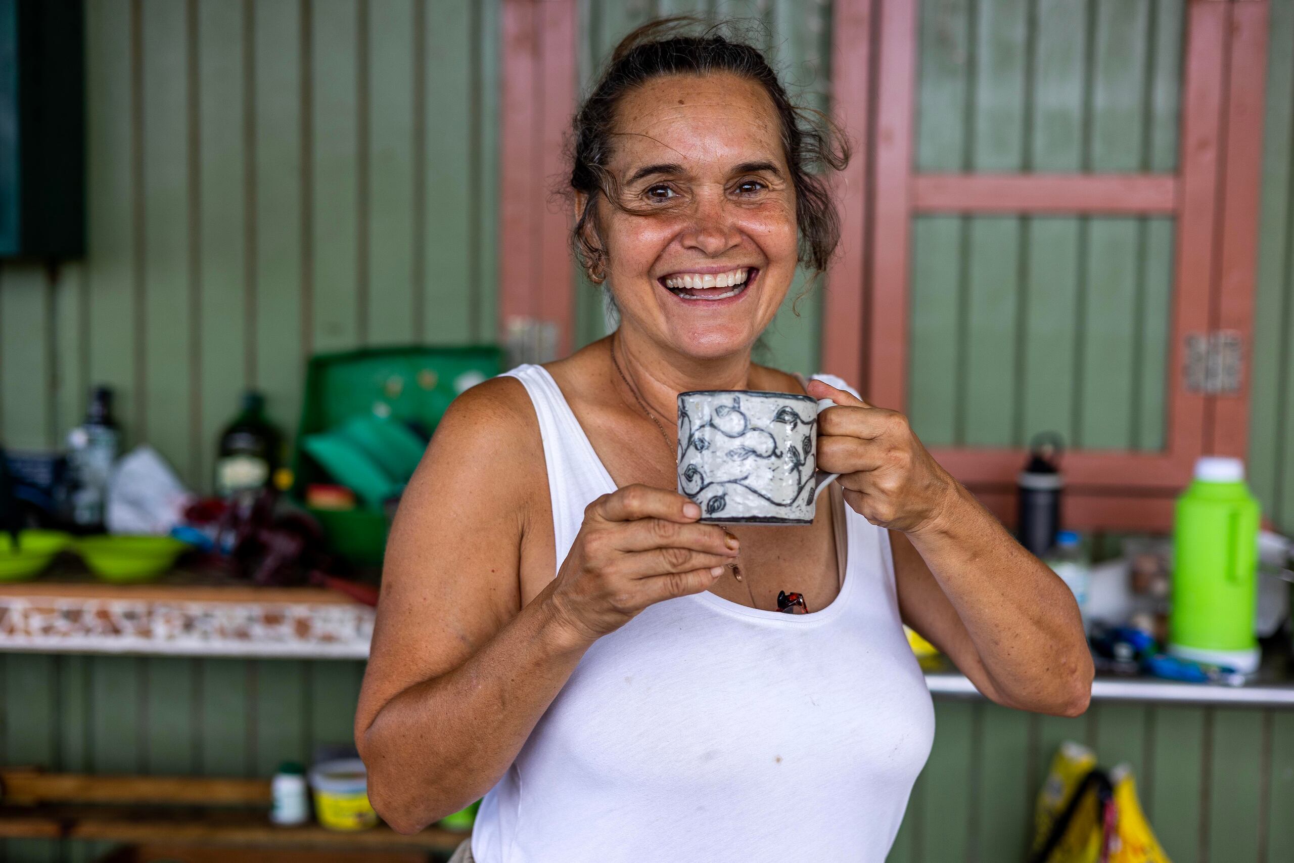 Colombani desarrolla la finca en dos fases: un área para la producción de cultivos y otra para promover la salud emocional.