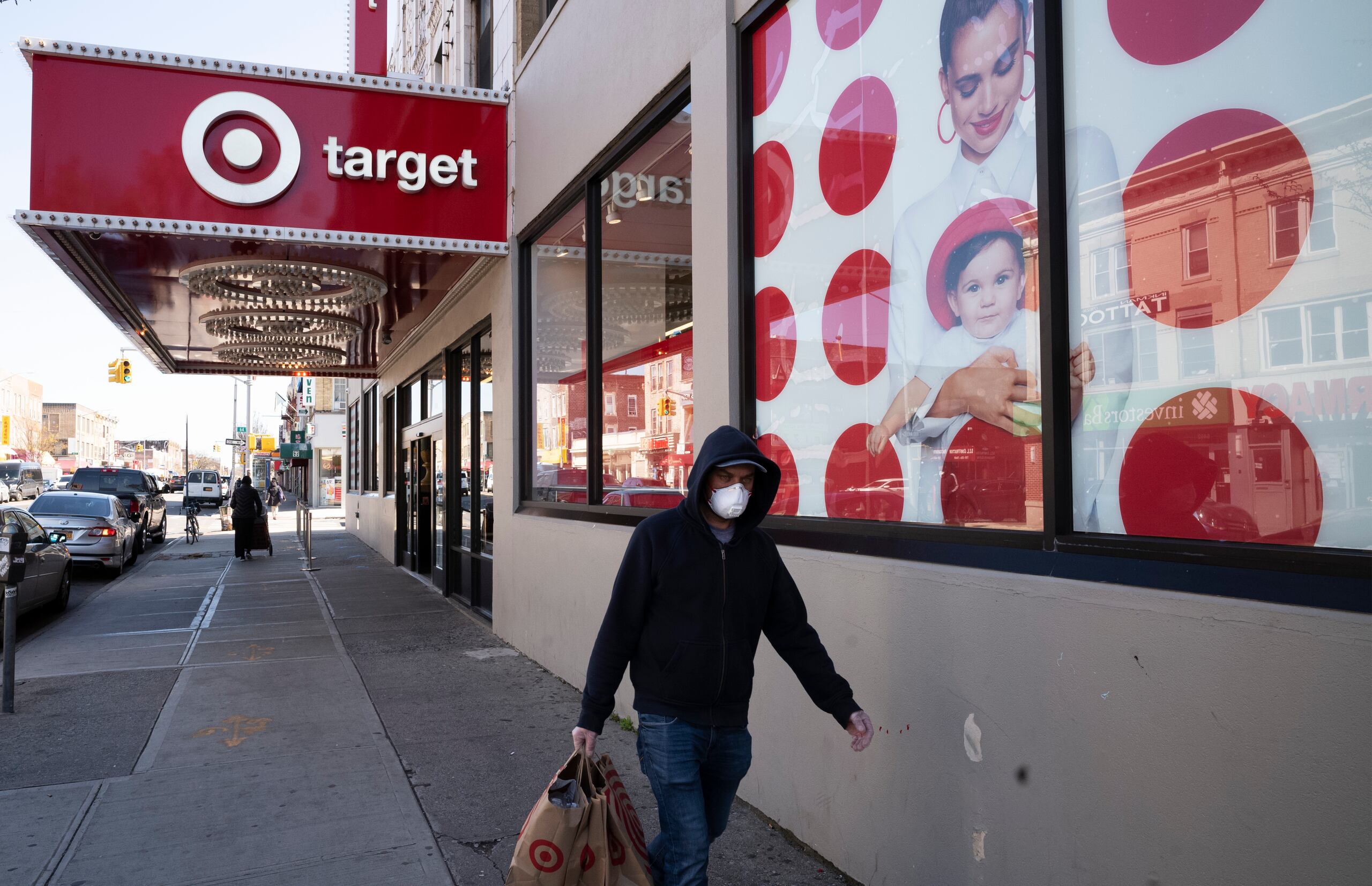 Target anunció que repartirá mascarillas a aquellos que lleguen a la tienda y no las tengan.