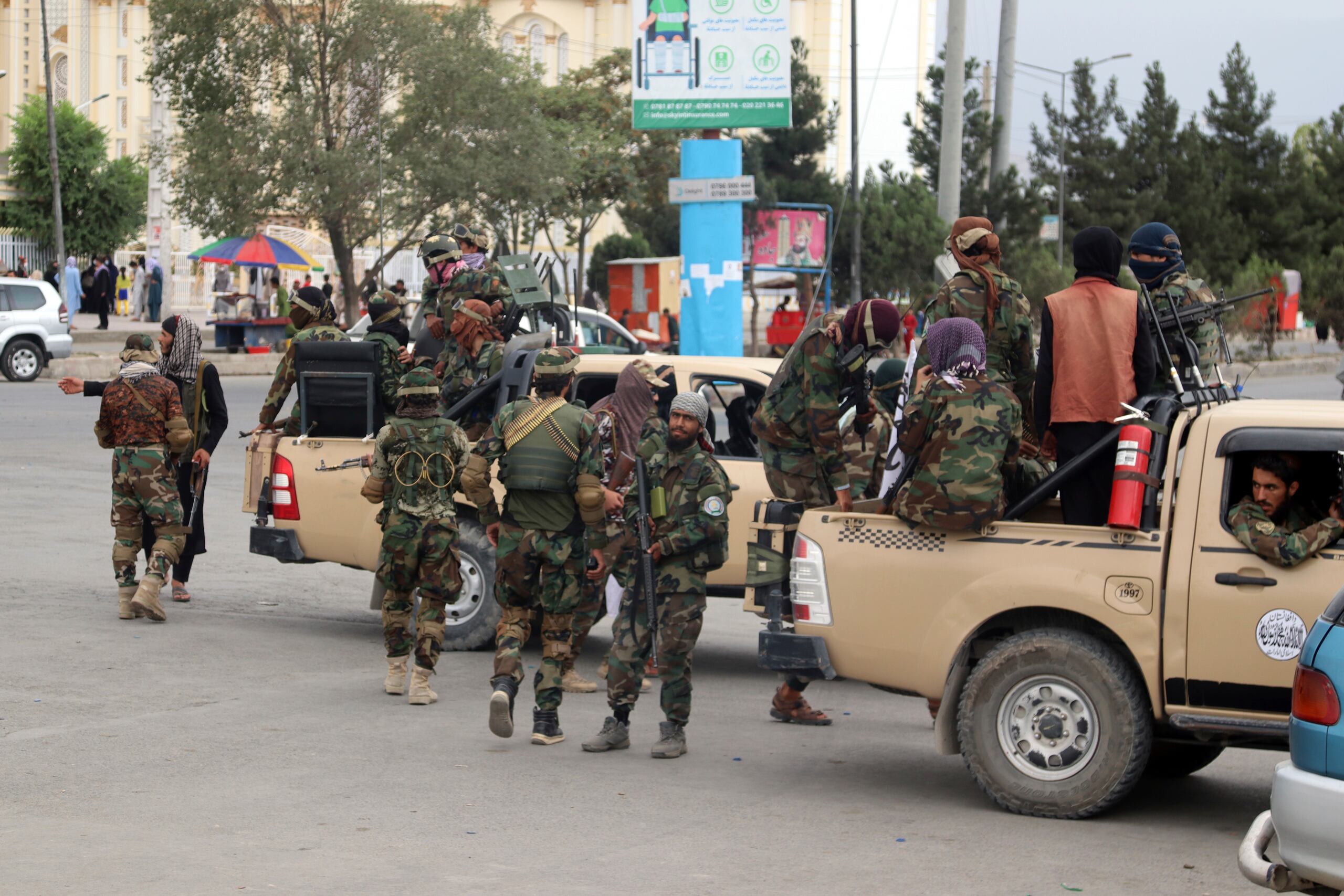 Varios vehículos con combatientes talibanes recorrían la única pista del Aeropuerto Internacional Hamid Karzai, en la zona militar al norte del aeropuerto.  (AP Photo/Khwaja Tawfiq Sediqi)