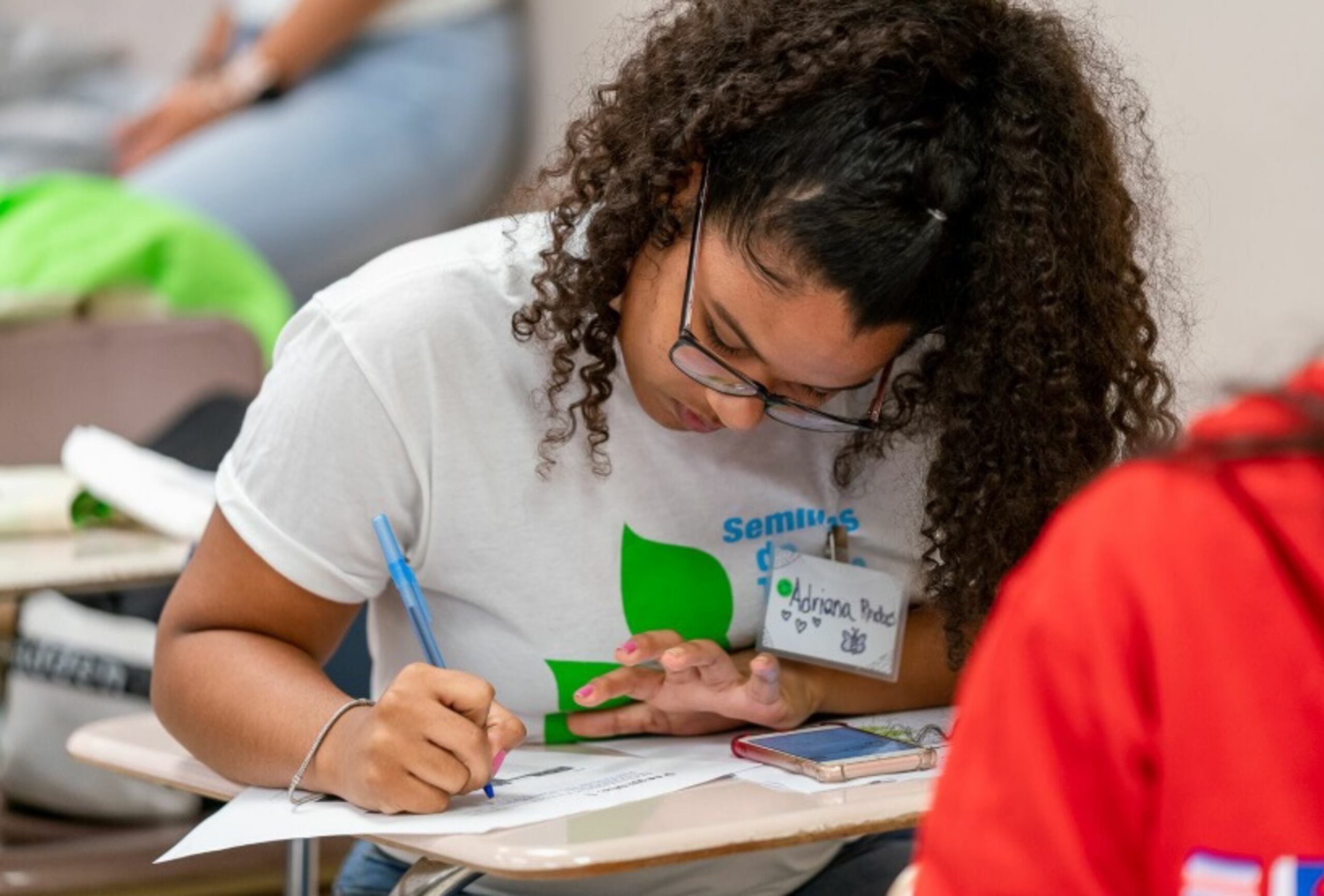 Las chicas seleccionadas recibirán por correo guías y materiales, incluyendo actividades de STEM que puedan llevar a cabo en su casa. 