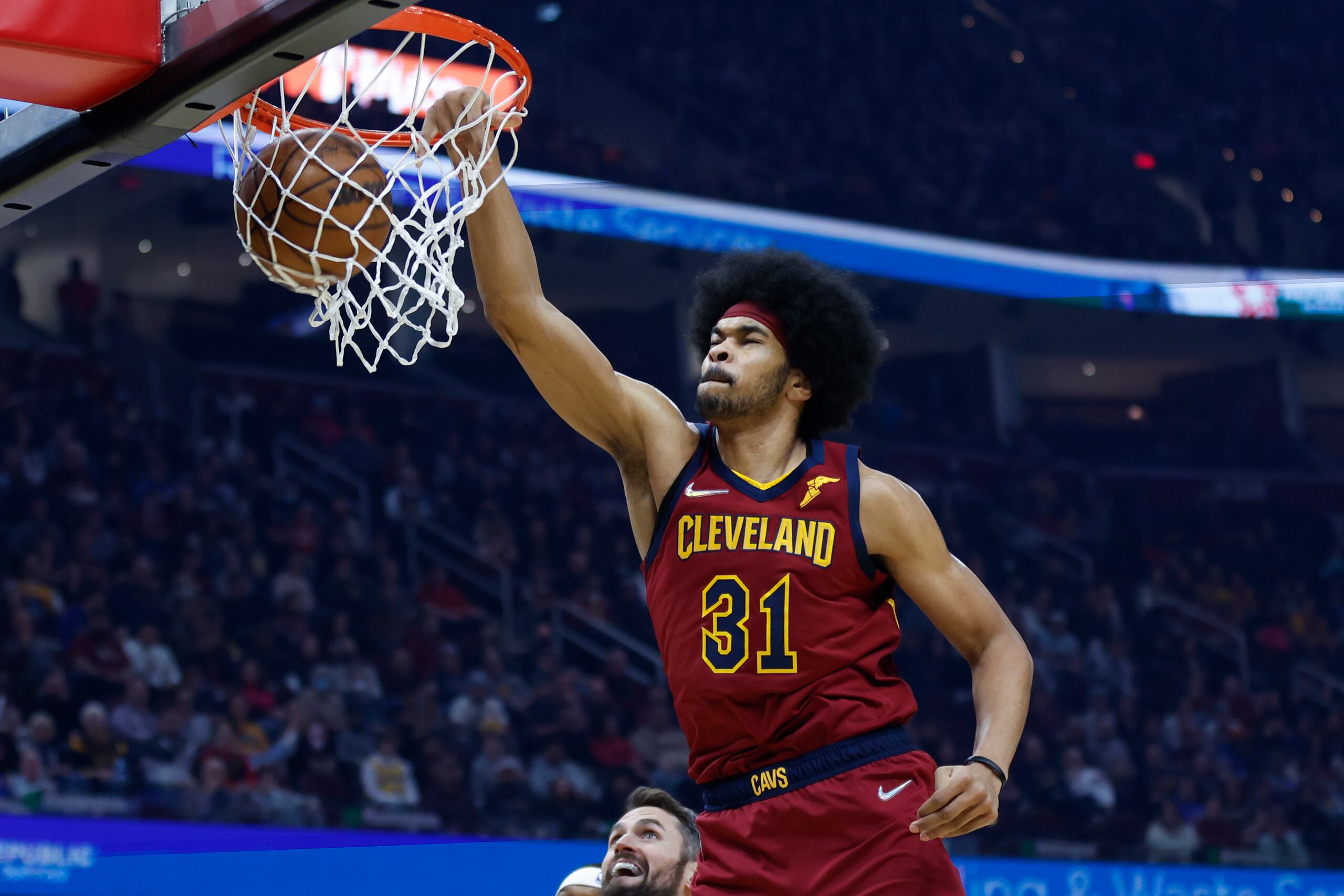 Jarrett Allen donquea un balón en un reciente partido ante los Pacers de Indiana.