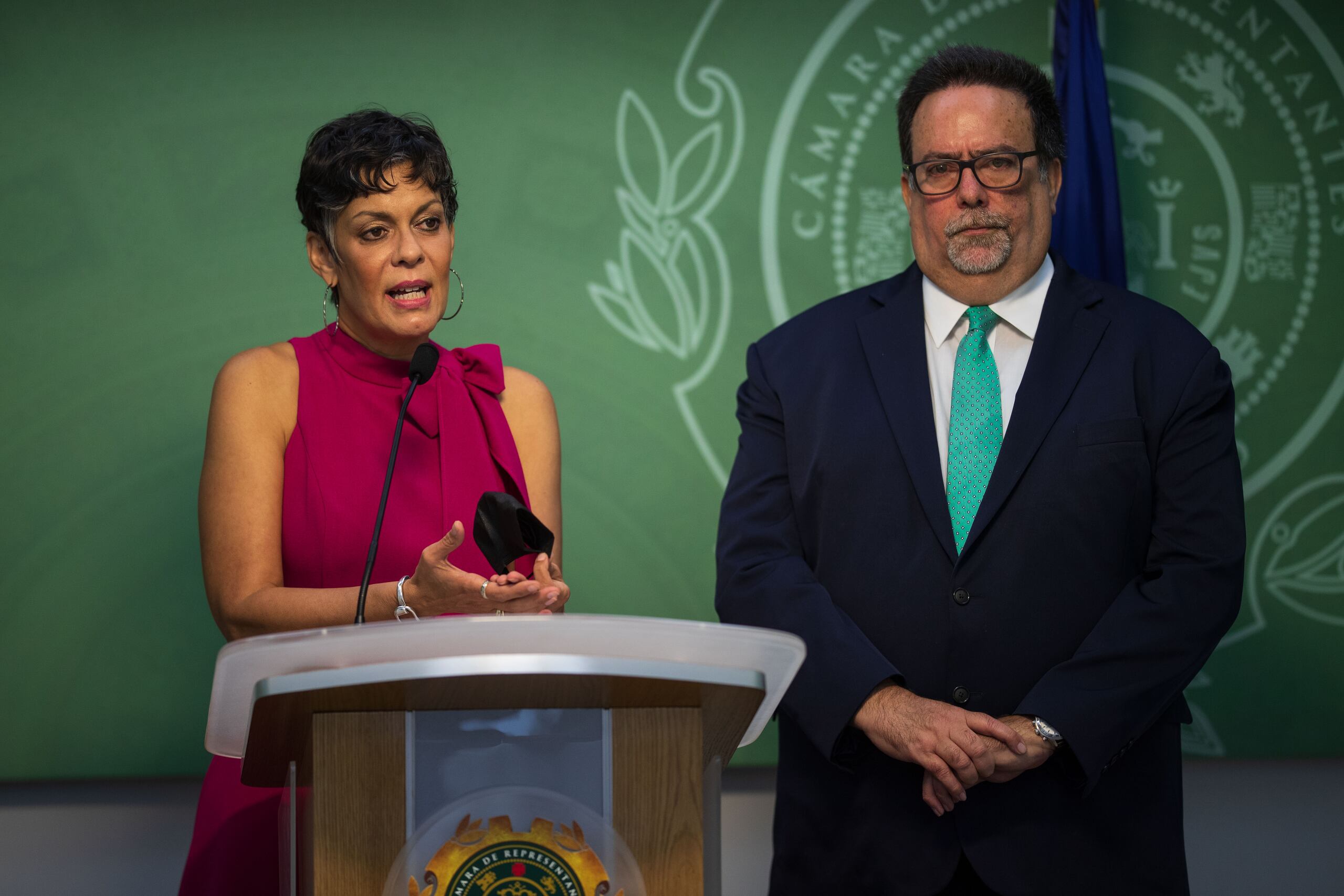 La senadora María de Lourdes Santiago y el representante Denis Márquez del Partido Independentista Puertorriqueño (PIP).