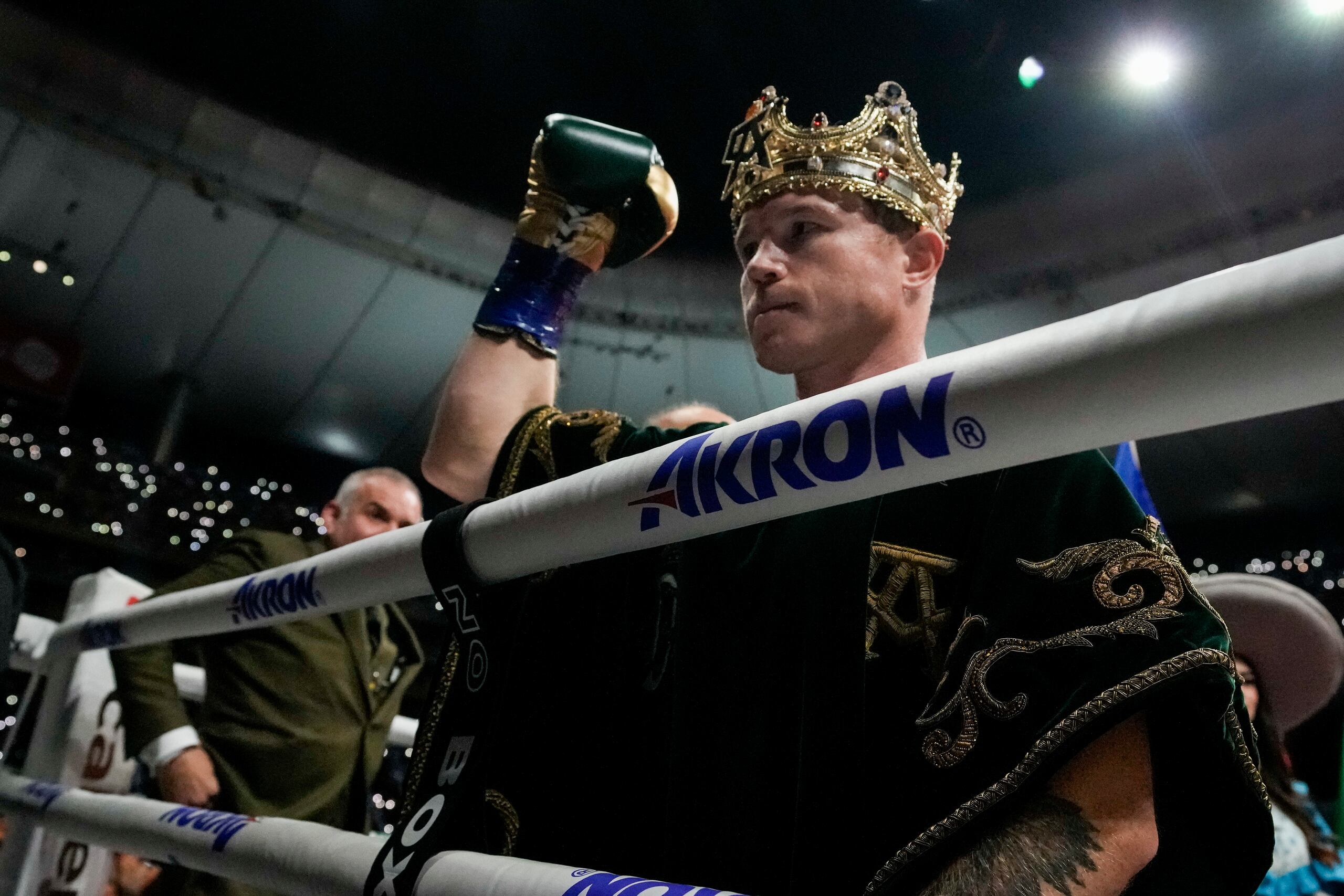 El boxeador mexicano Saúl "Canelo" Álvarez saluda a los aficionados antes de la pelea por el título del campeonato supermediano frente al británico John Ryder, en el Akron Stadium, en Guadalajara, México, el 6 de mayo de 2023.